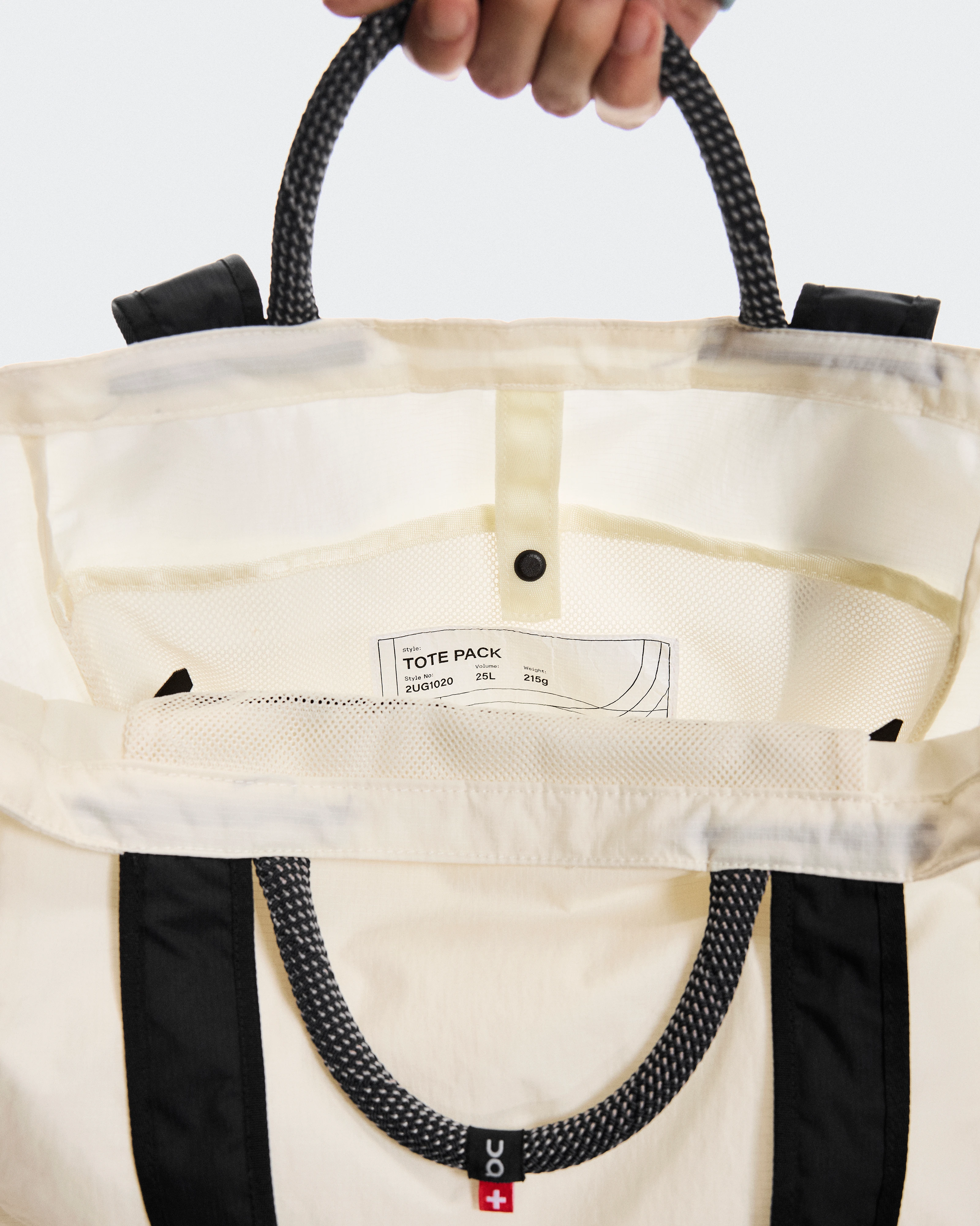 On Tote Pack 25L Cream & Black オールジェンダー バッグ