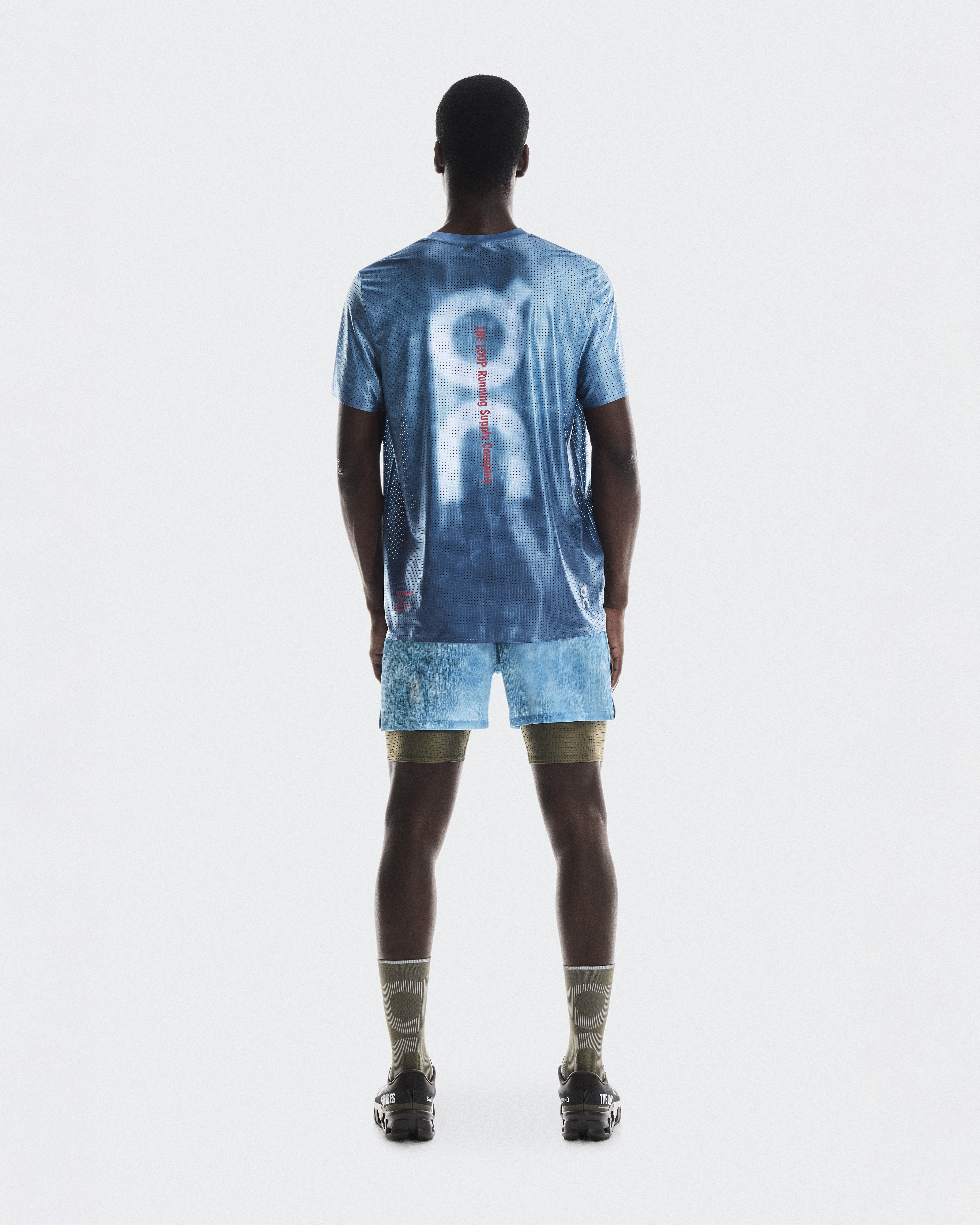 Tシャツ・カットソー PLEASURES Men T-shirt Blue P25SK016  Men's Pace-T PLEASURES x The Loop | Blue | On United States