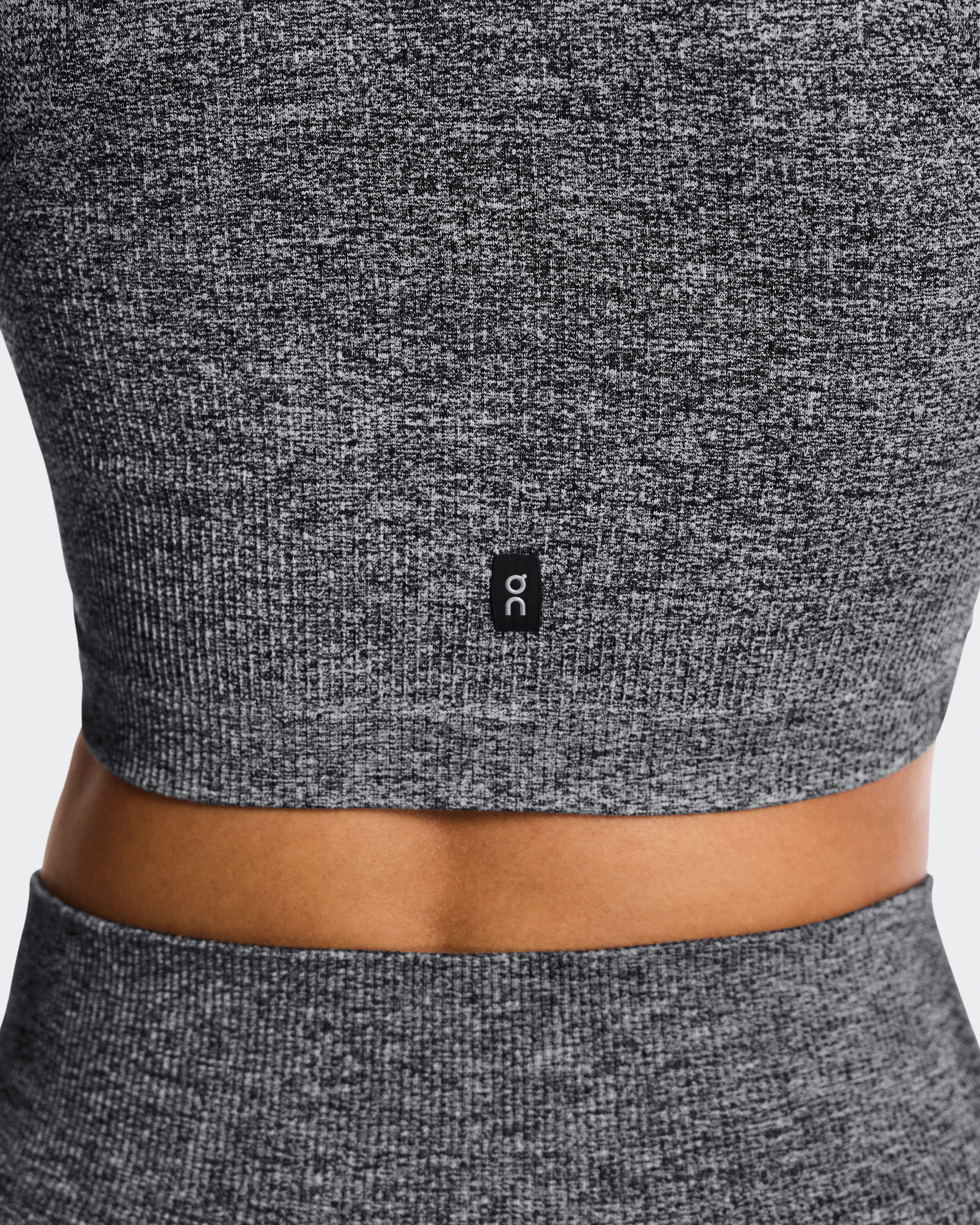 On Studio Knit Crop Graphite Heather Feminino Partes de cima e camisetas