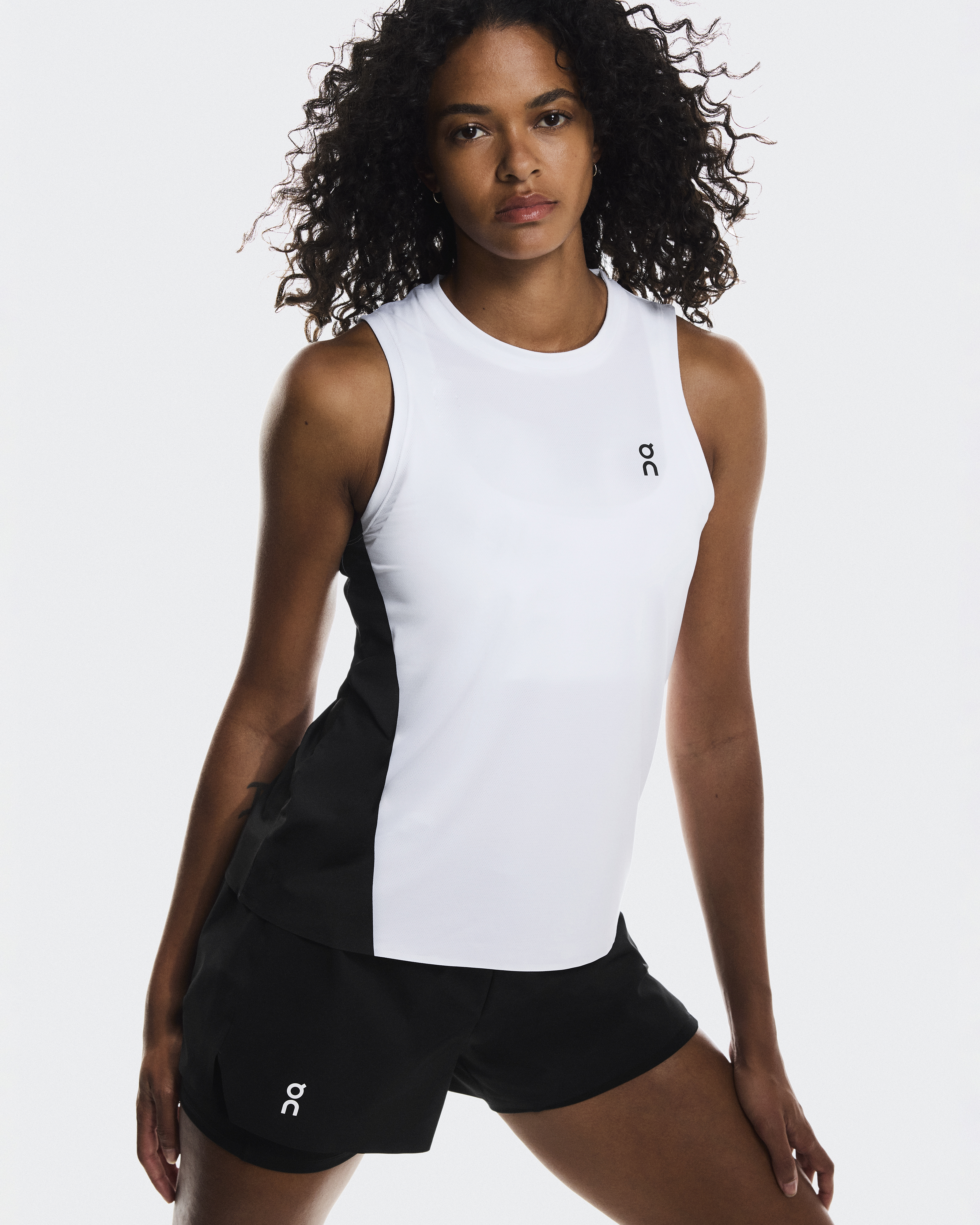 On court tank ノースリーブ　テニス　Tシャツ　オン メンズ Court Tank | ホワイト & ブラック | On 日本