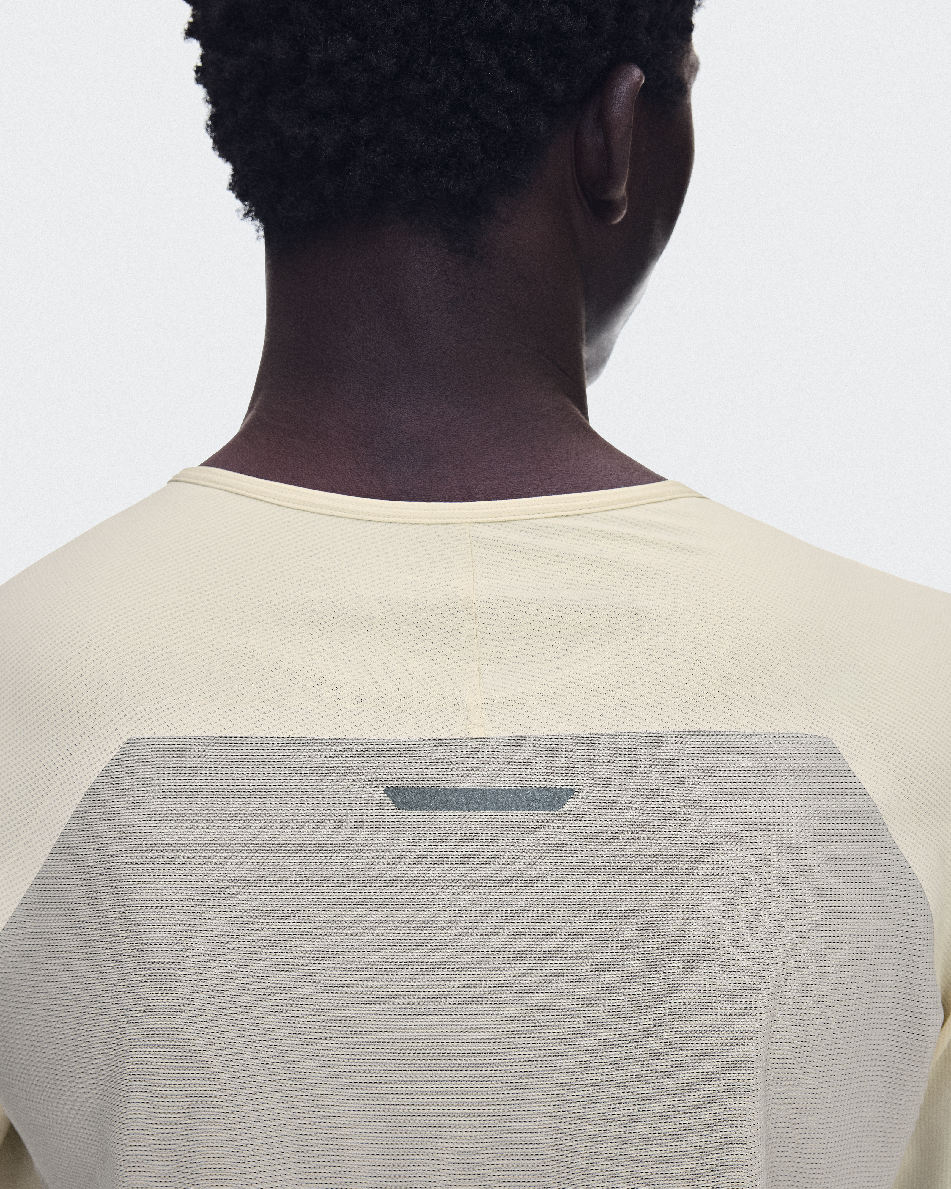 パフォーマンス ロングT｜超軽量で通気性抜群のメンズ長袖Tシャツ | On