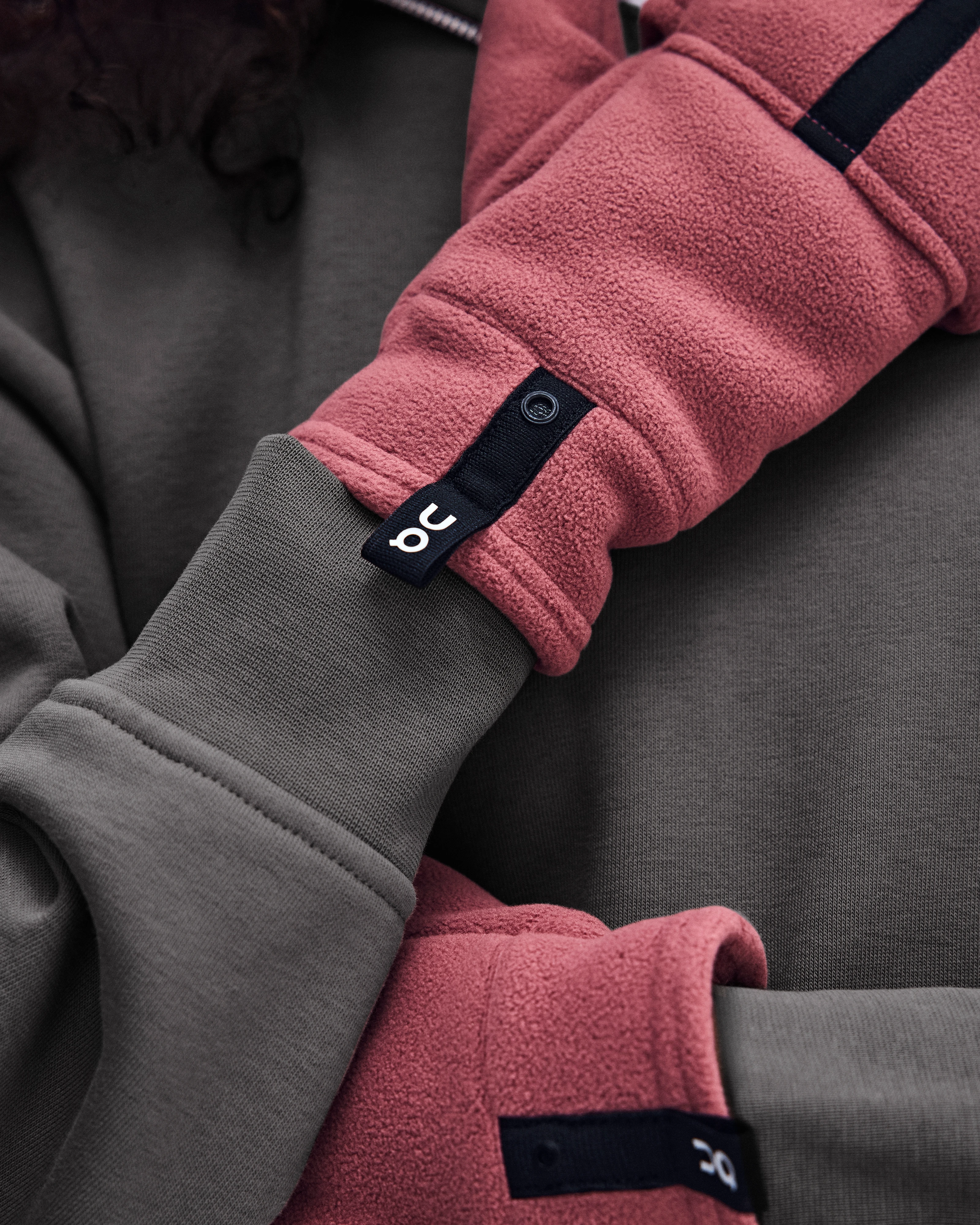 On Fleece Mitten Barberry Unisex Gloves