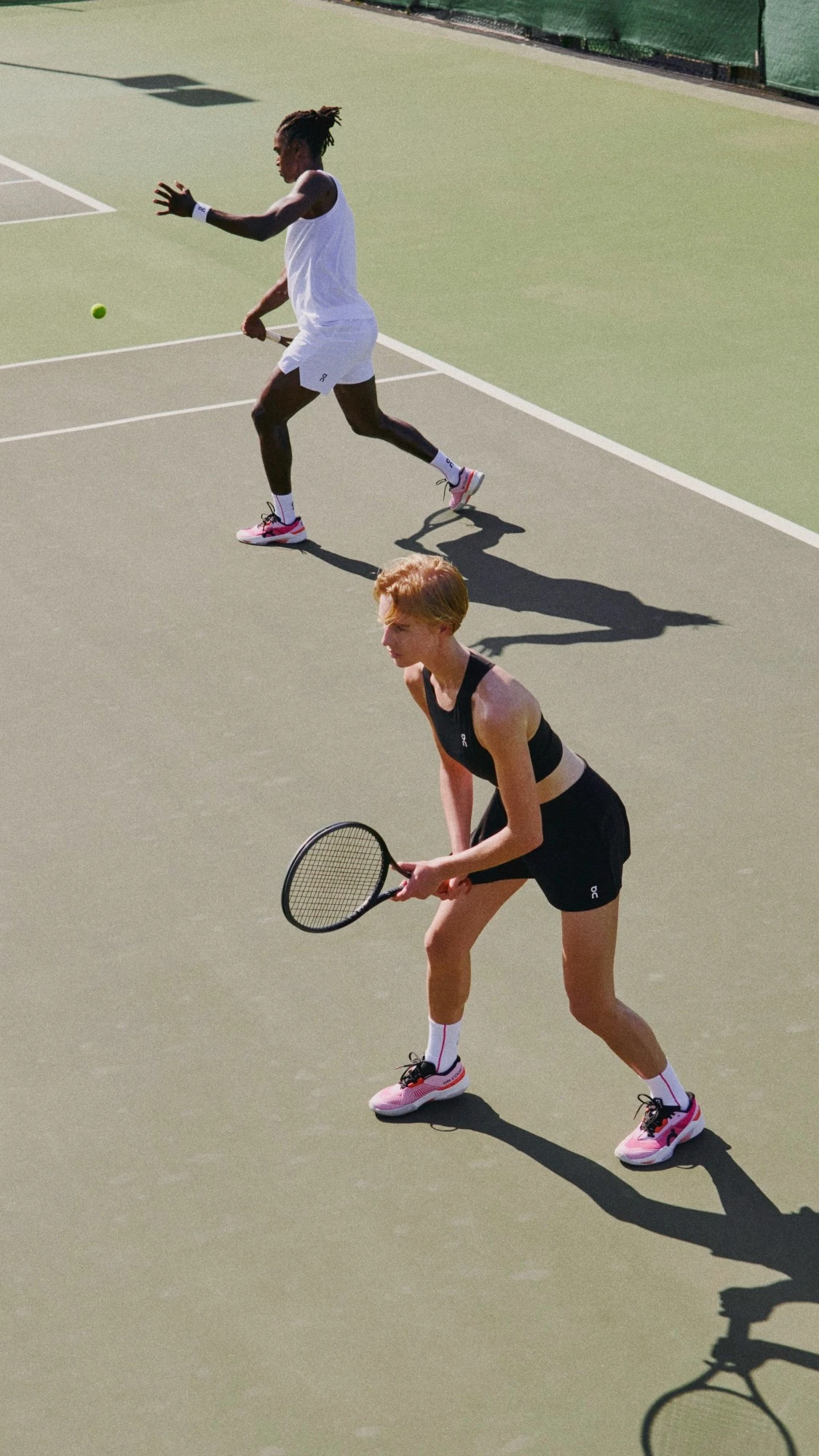  Iga Świątek bereitet sich in einem schwarz-weissen Tennisrock auf den Aufschlag vor. 