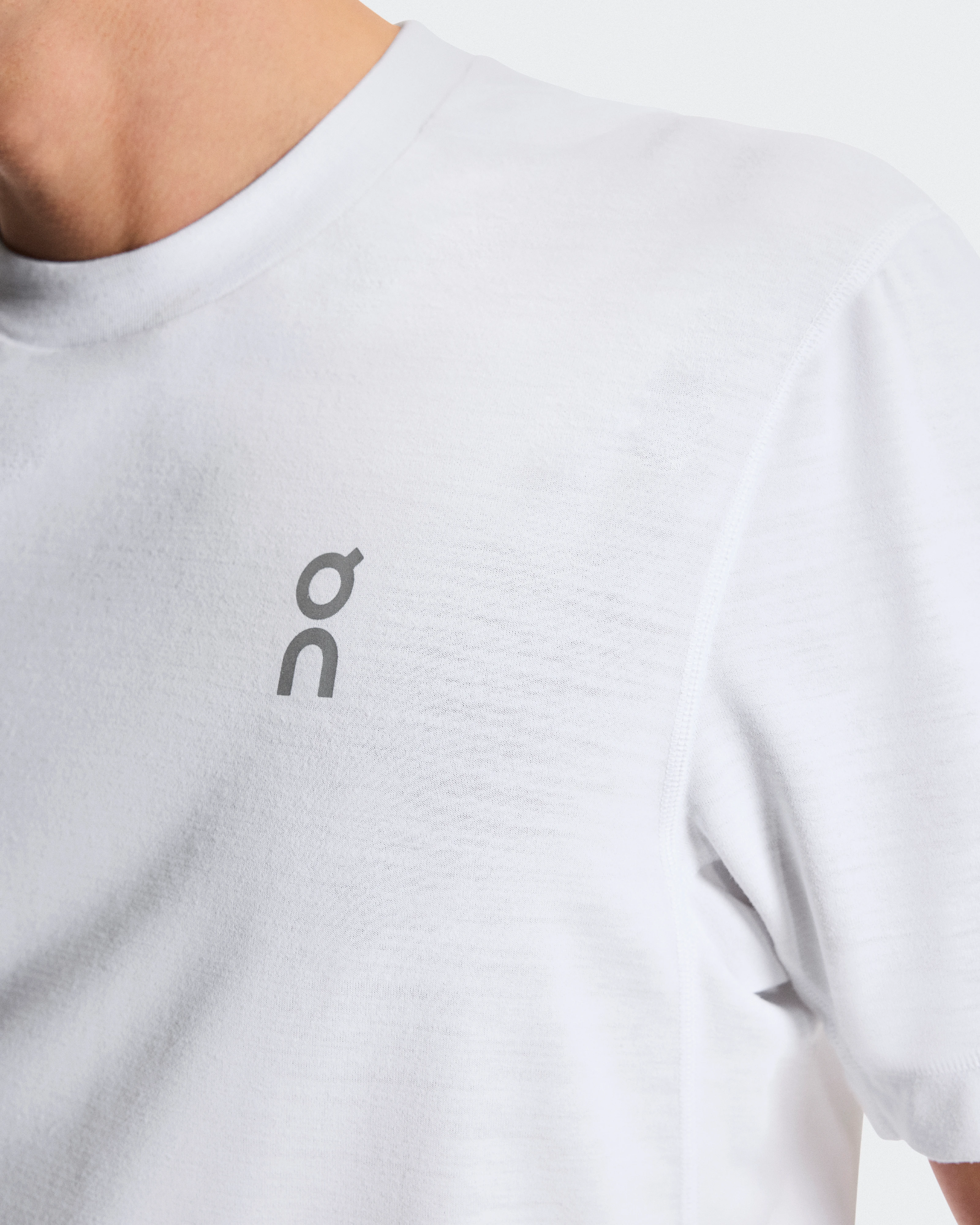 On Train-T Graphic White Men Tops and t-shirts