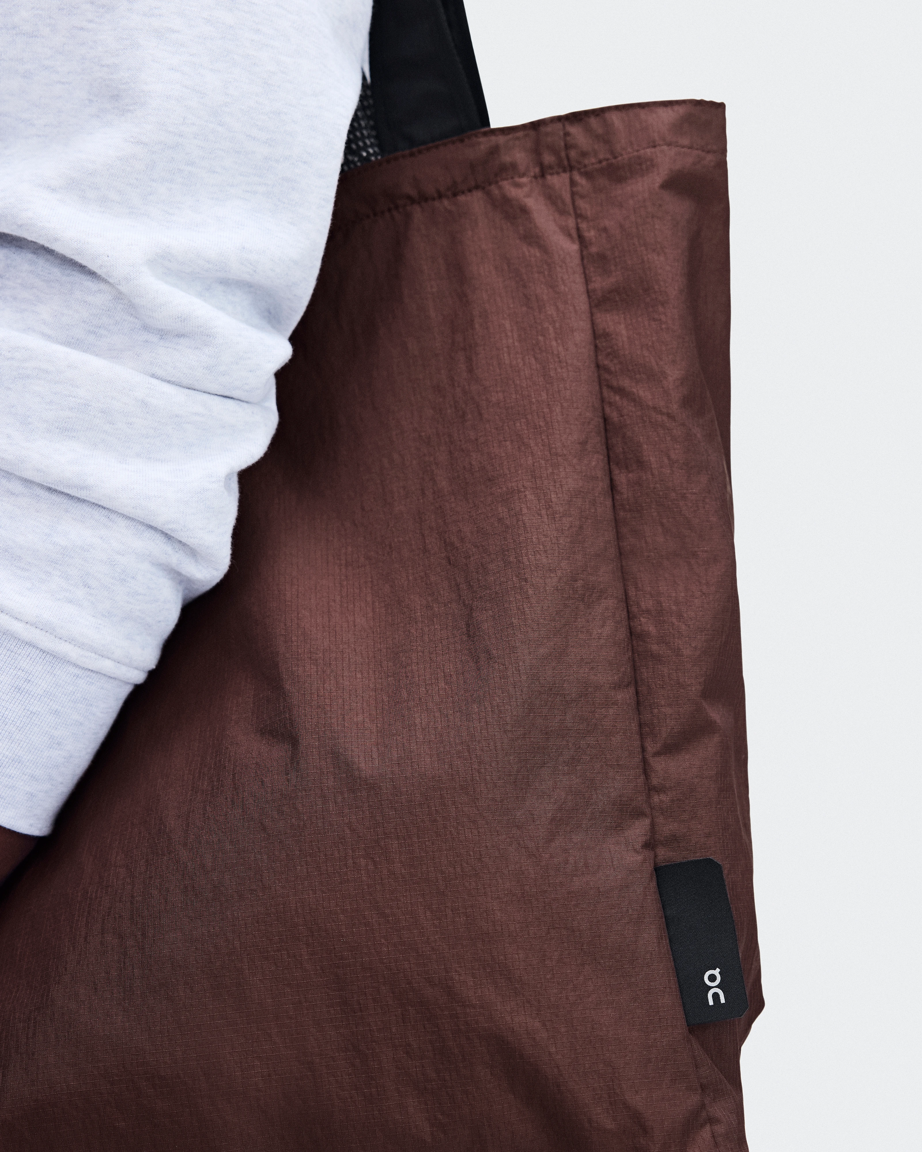 On Tote Pack 25L Cacao & Black Unissex Bolsas e mochilas