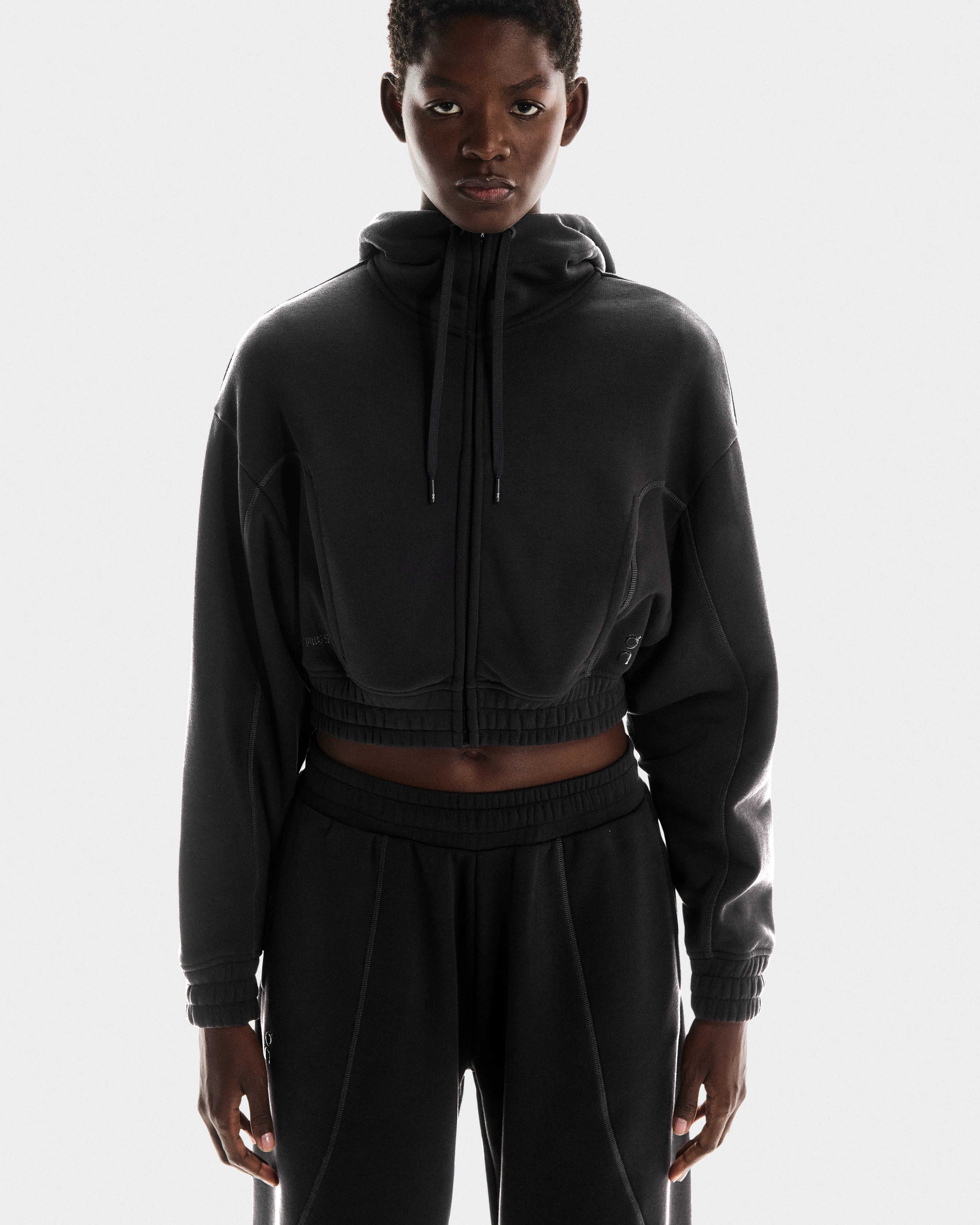 On CLUB CROPPED HOODIE FKA Black Damen Hoodies & Sweatshirts
