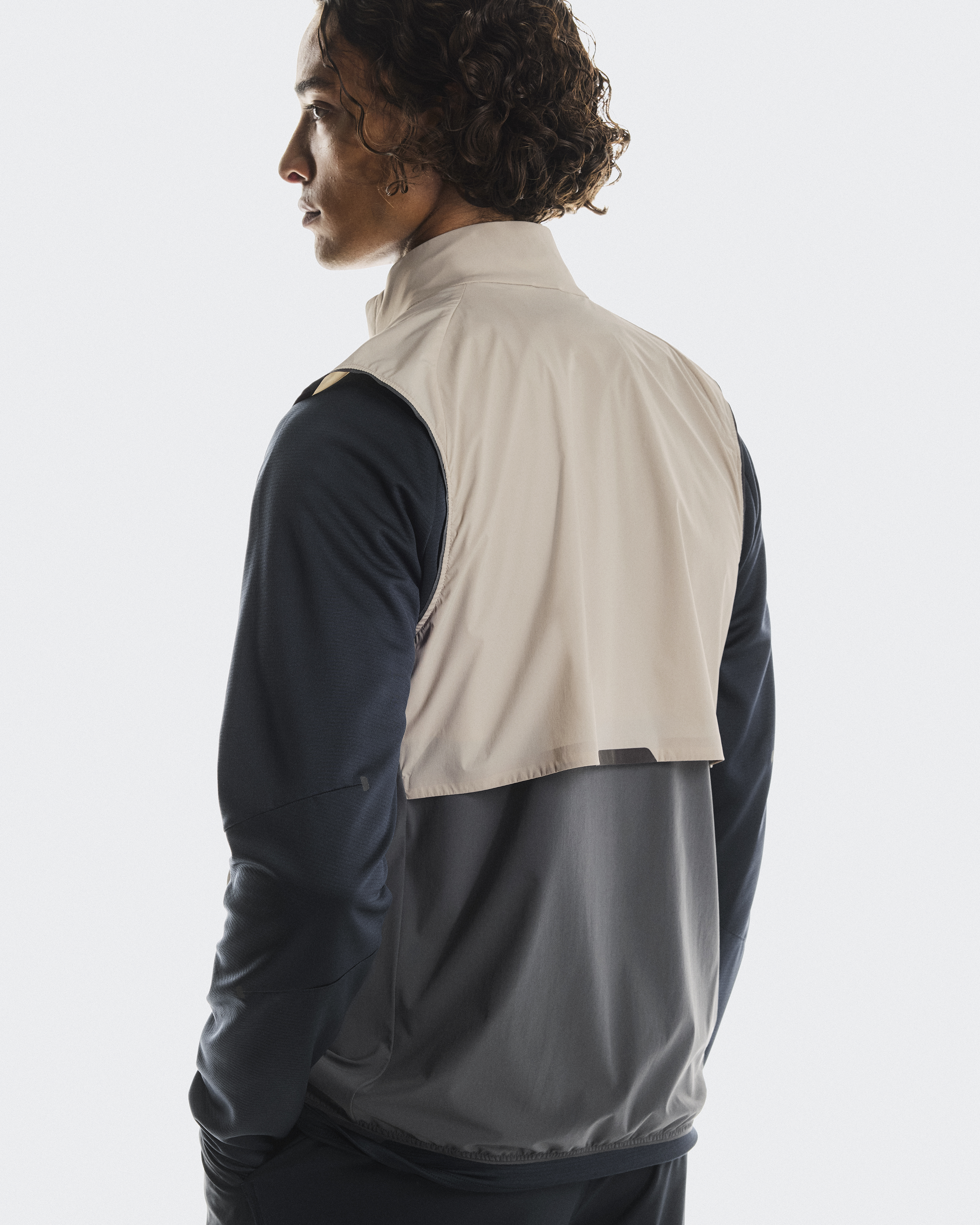 ウェザーベスト | メンズ中綿ランニングベスト | On 日本