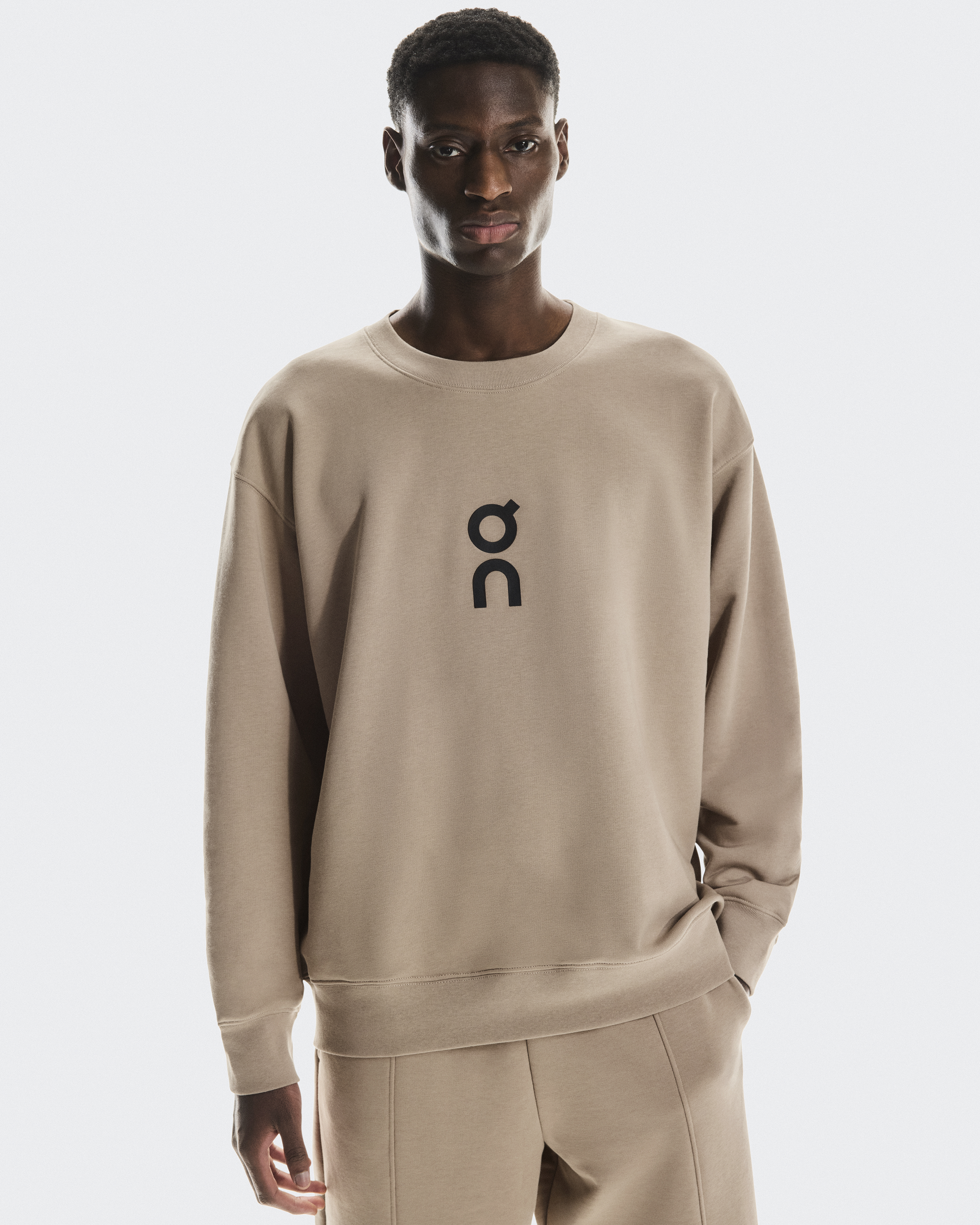 m.u CLASSY RAGLAN SWEAT ベージュ×ブラック Men's Club Crew | Beige | On United States