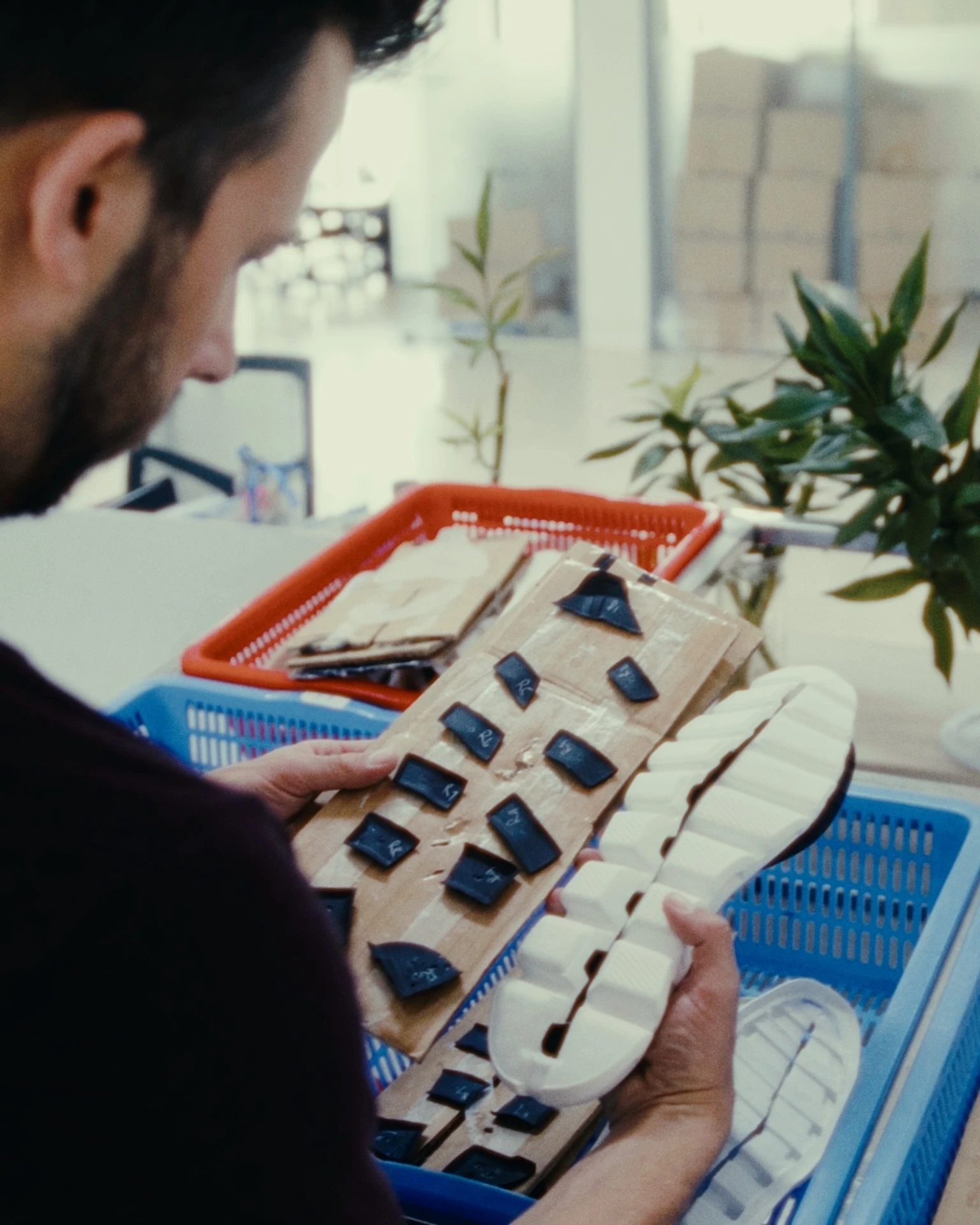 Uomo in laboratorio che controlla i dettagli della suola della Cloudprime.
