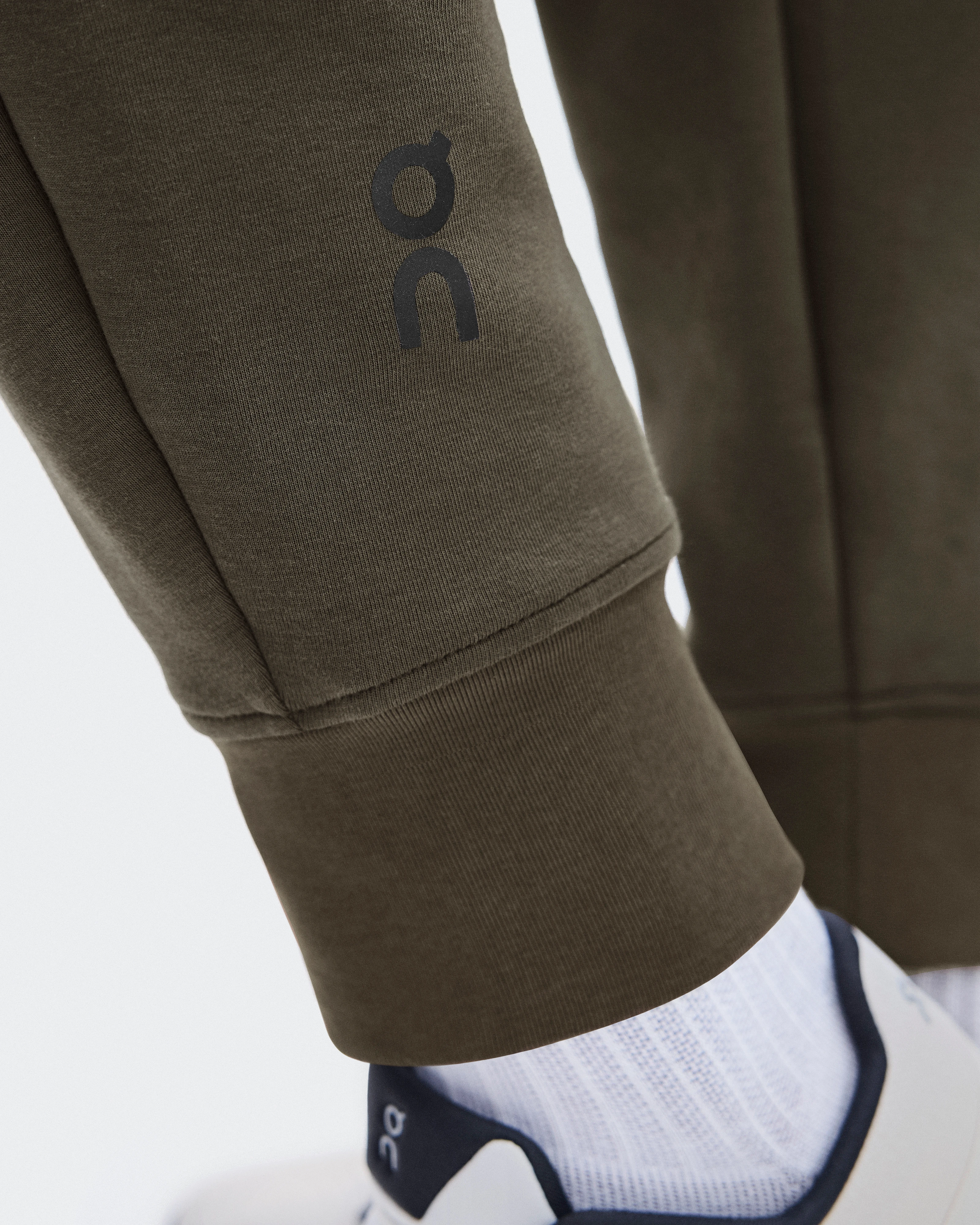 On Focus Tech Sweatpants Bark メンズ – オールデイ　トラベル　トレーニング パンツ