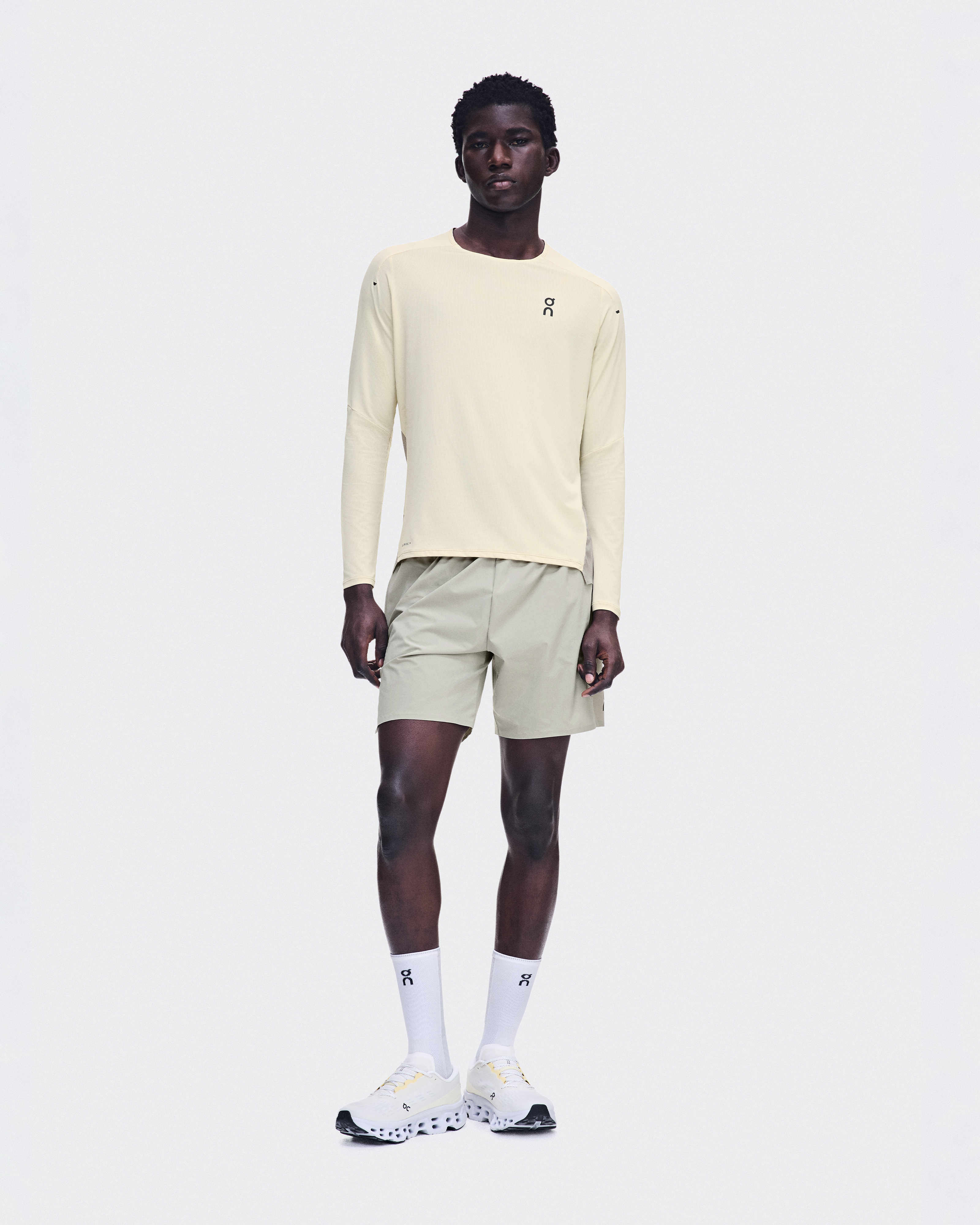 パフォーマンス ロングT｜超軽量で通気性抜群のメンズ長袖Tシャツ | On