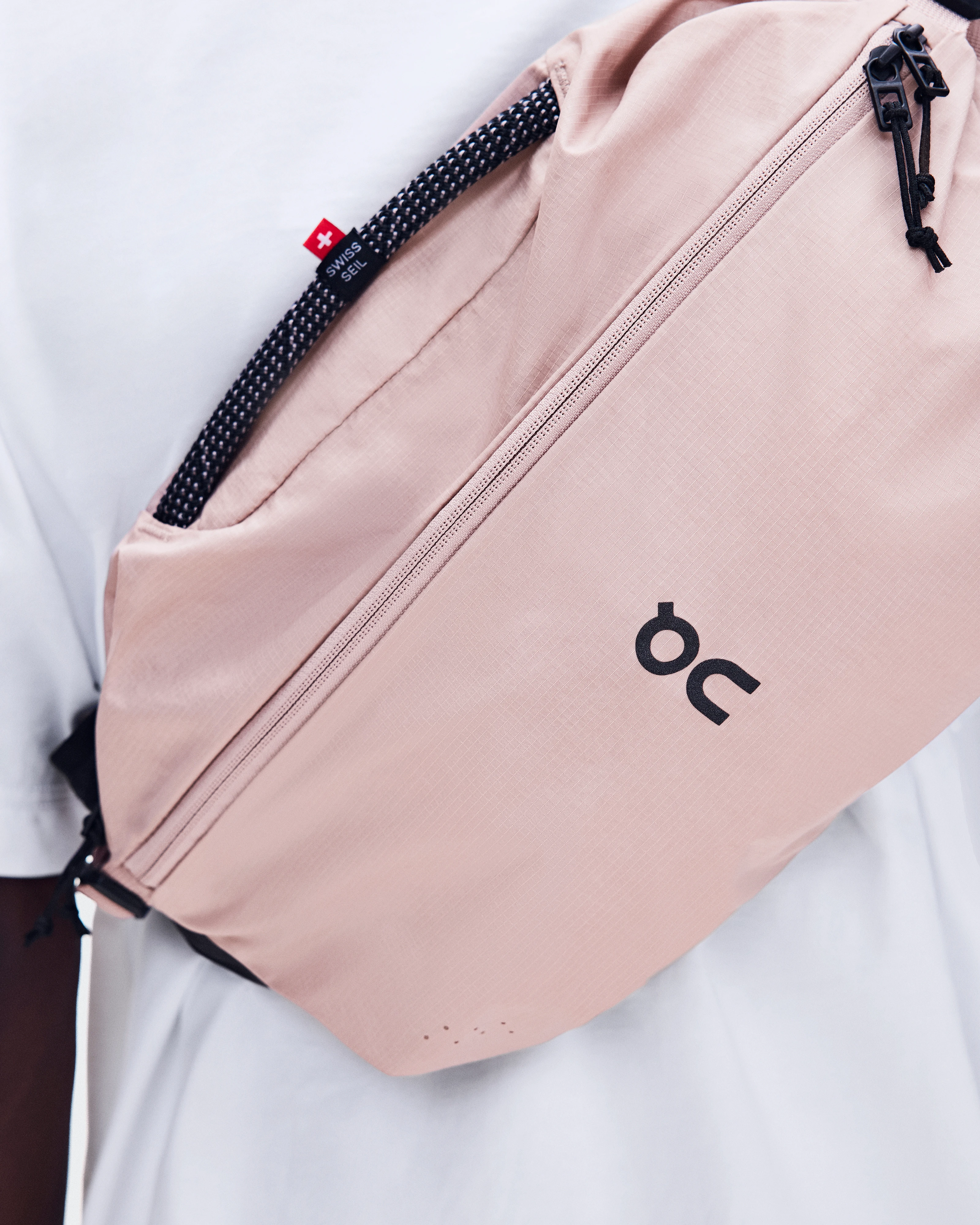 On Sling Pack 9L Biscuit & Black オールジェンダー バッグ