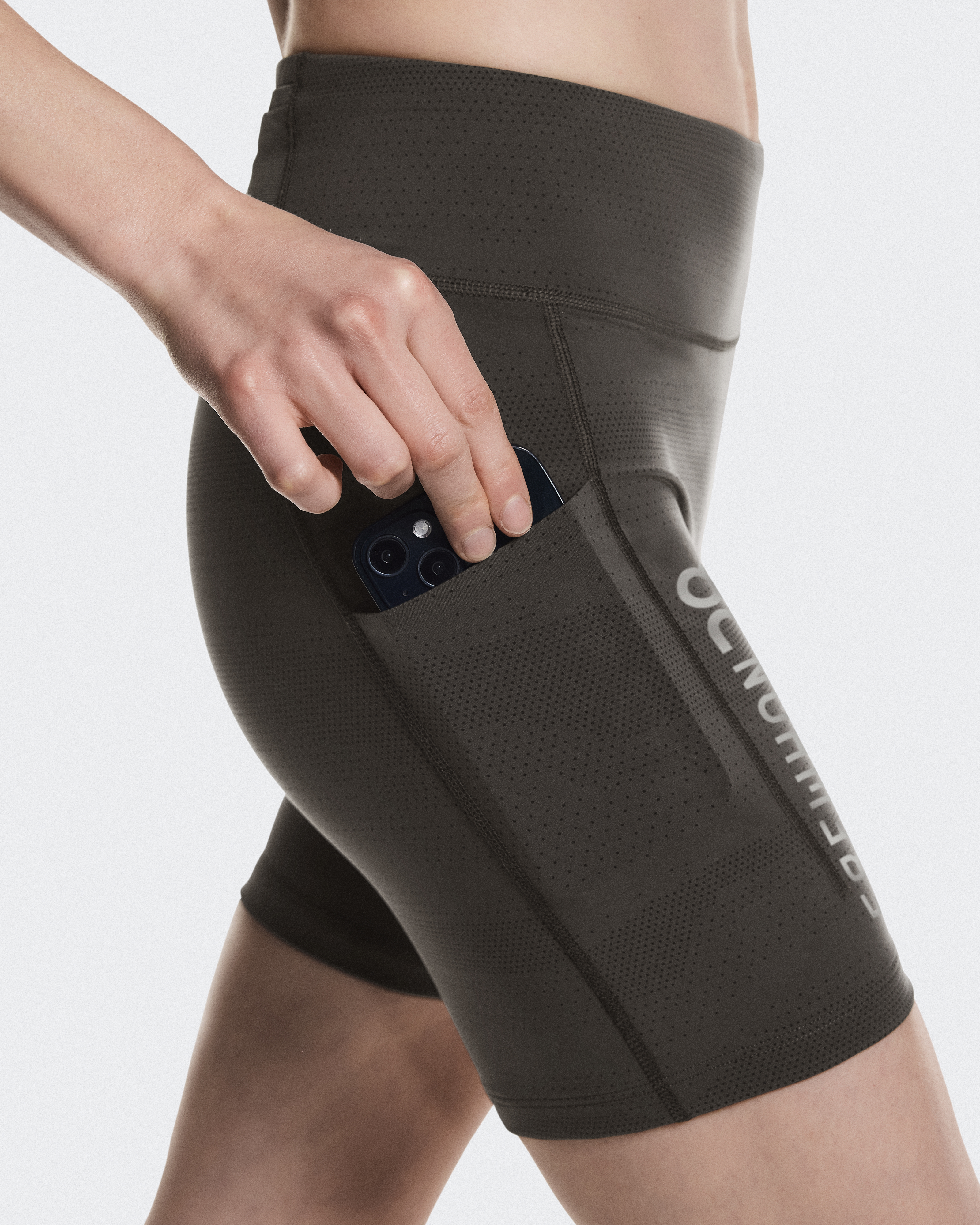 ウィメンズ Short Tights Erewhon | ブラウン & ブラック | On 日本
