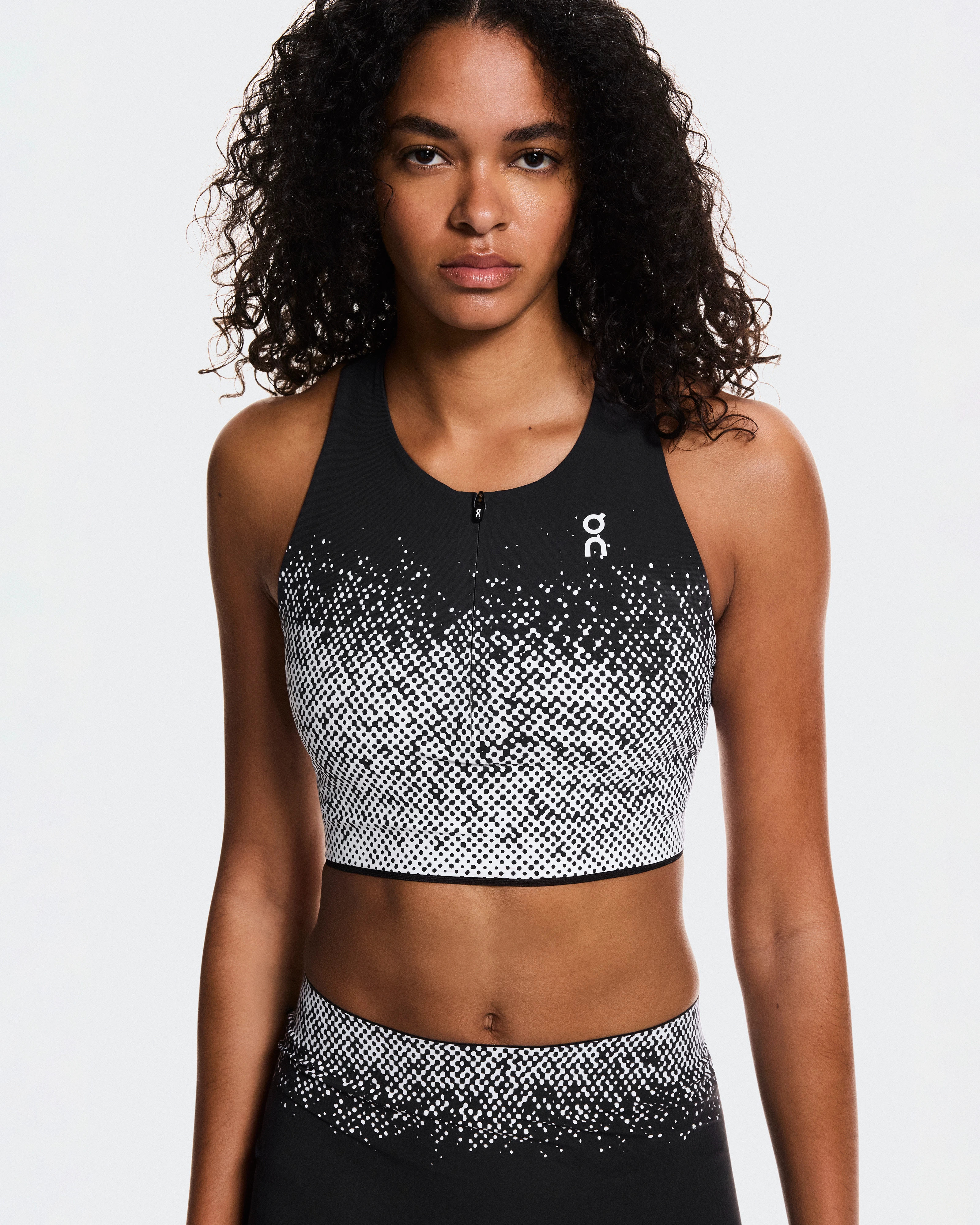 On Zero Crop White & Black ウィメンズ トップス＆Tシャツ