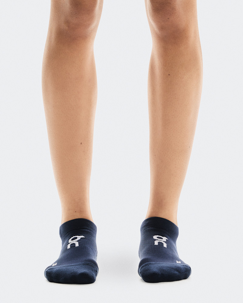 On Core Run Sock Low 2P in Navy, Size: W 8 - 10.5, M 7 9, Polyester