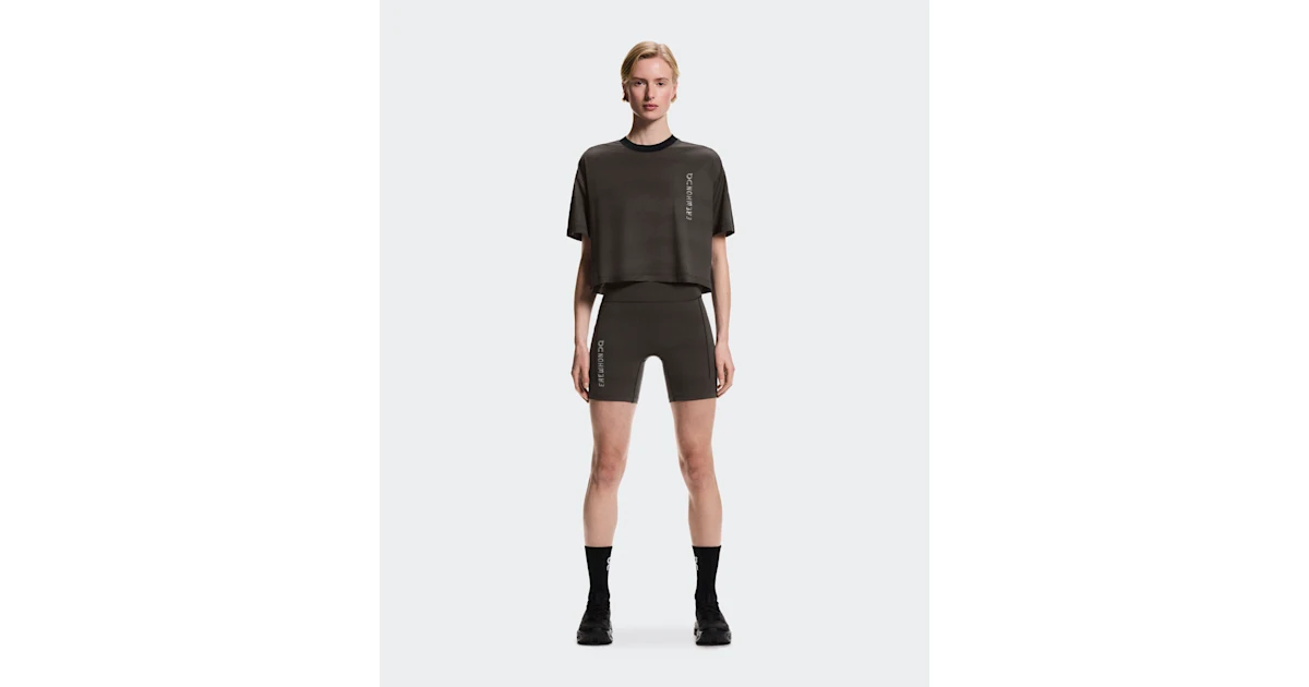Playera Performance Erewhon para mujer café y negro · On