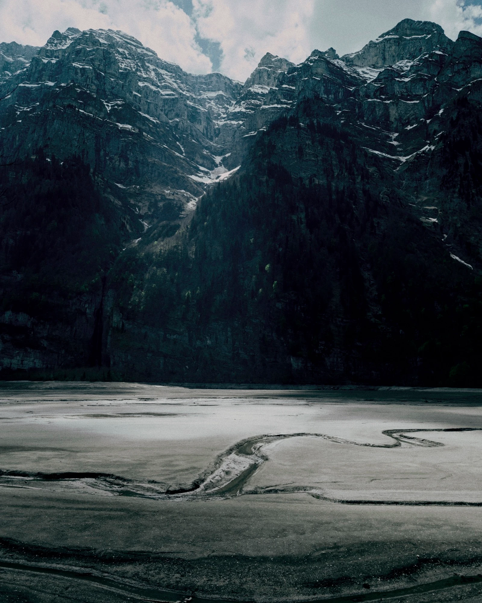 Un paisaje montañoso con un río que atraviesa una llanura.