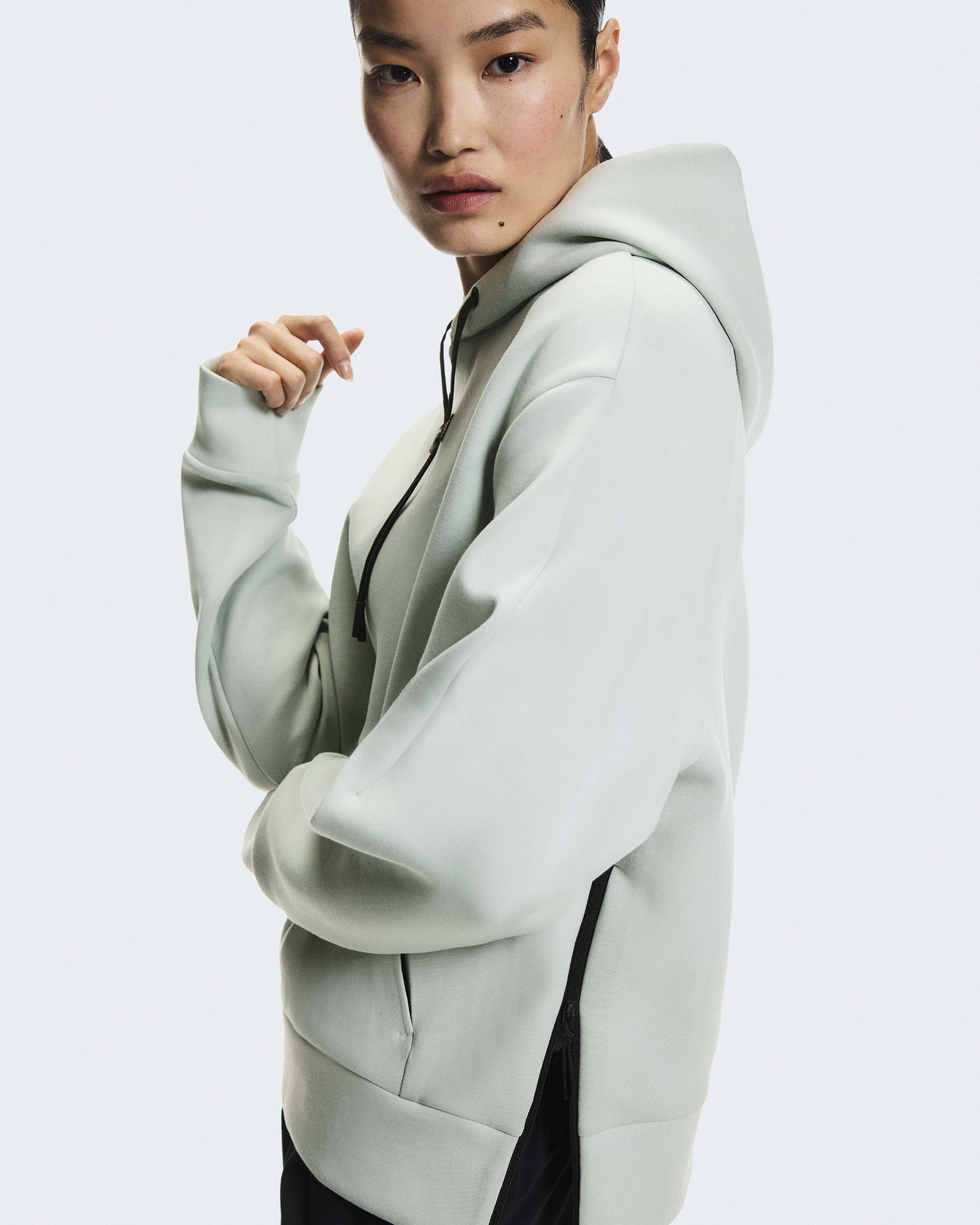 On フォーカス テック フーディー レディース Mサイズ Women's Focus Tech Hoodie | On United States