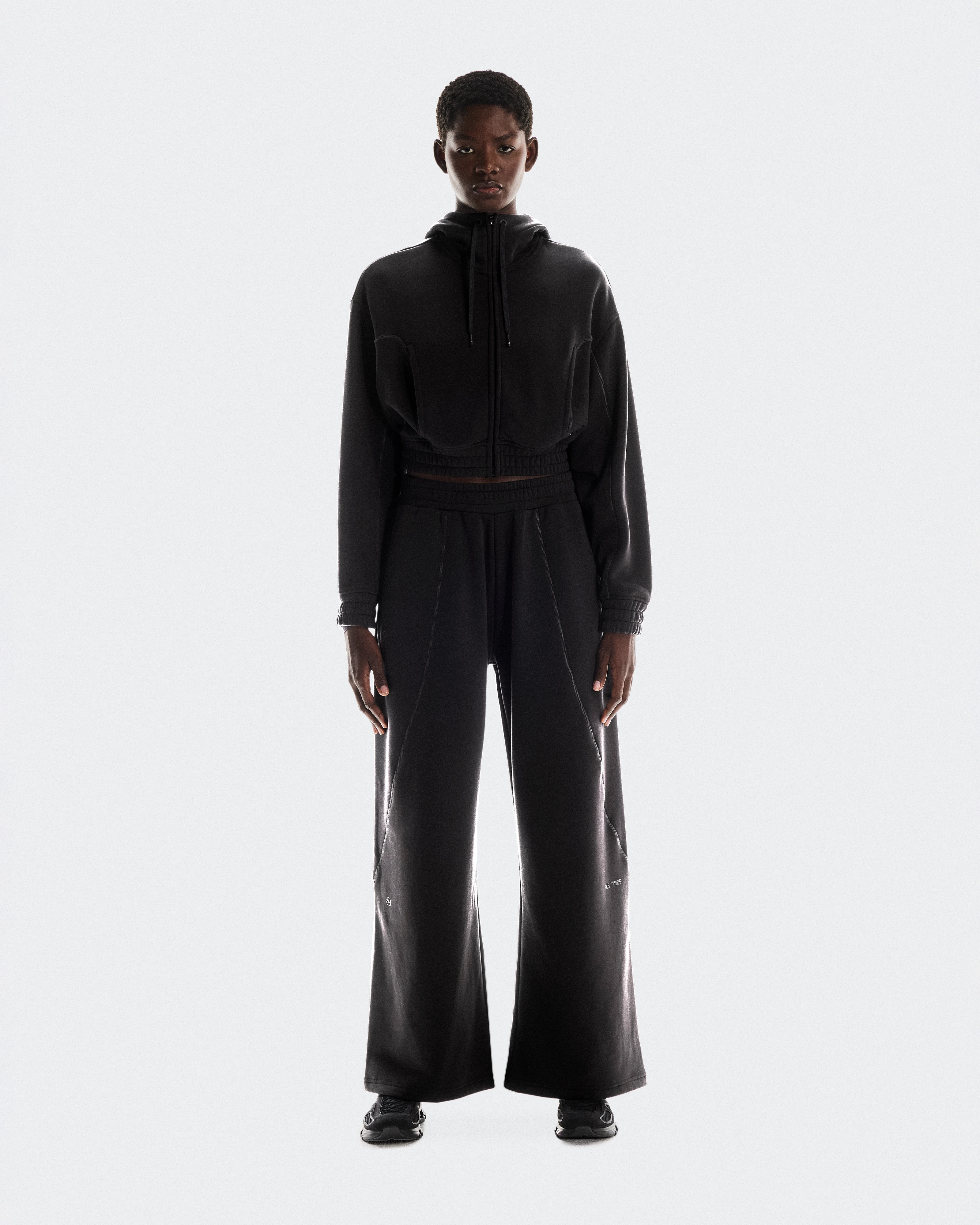 On CLUB CROPPED HOODIE FKA Black Damen Hoodies & Sweatshirts
