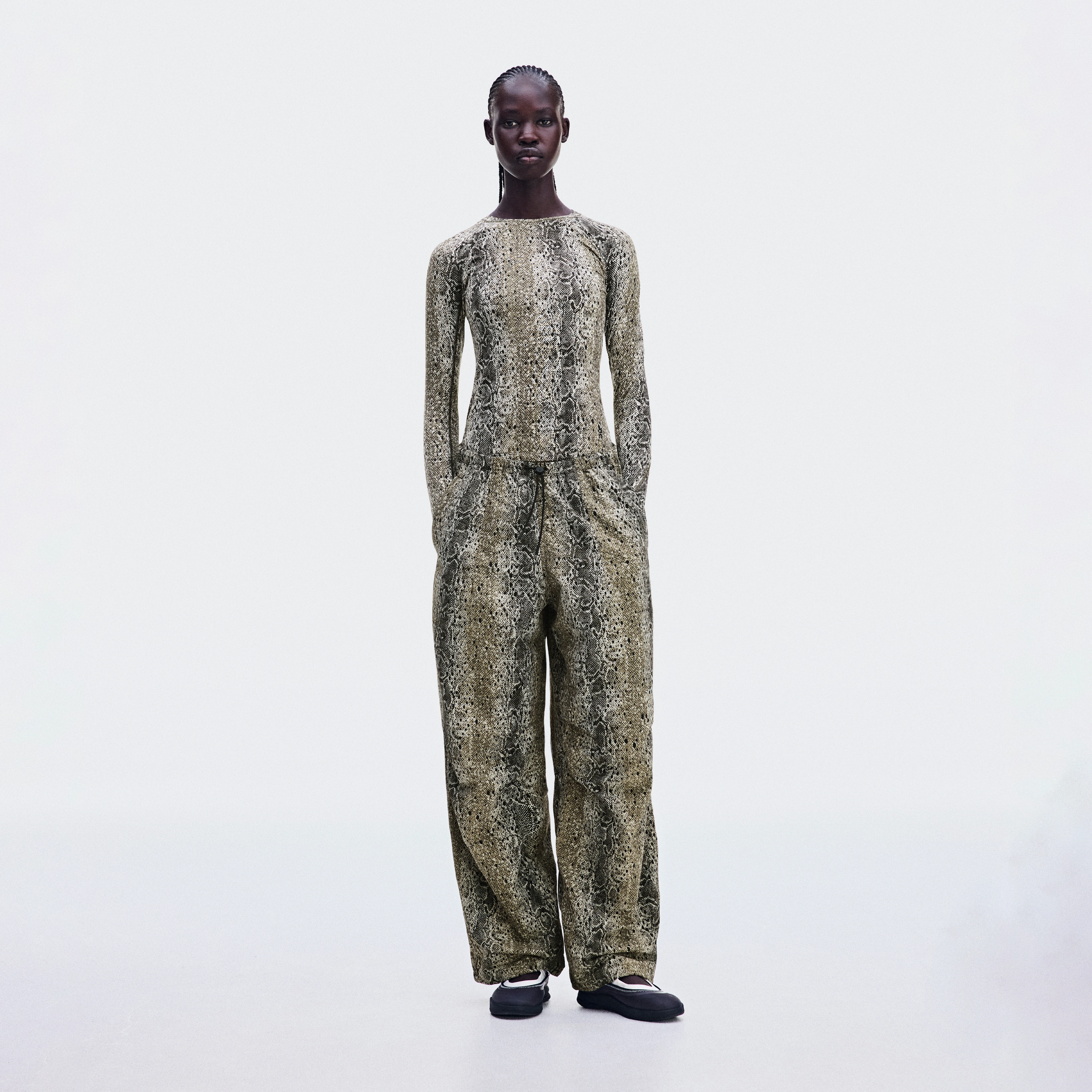 On Parachute Pants Antler & Black Women – Everyday style Pants