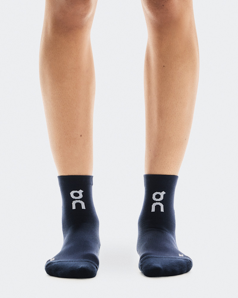 On Core Run Sock Mid 2P in Navy, Size: W 8 - 10.5, M 7 9, Polyester