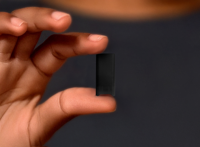 Hand holding JUUL2 pod