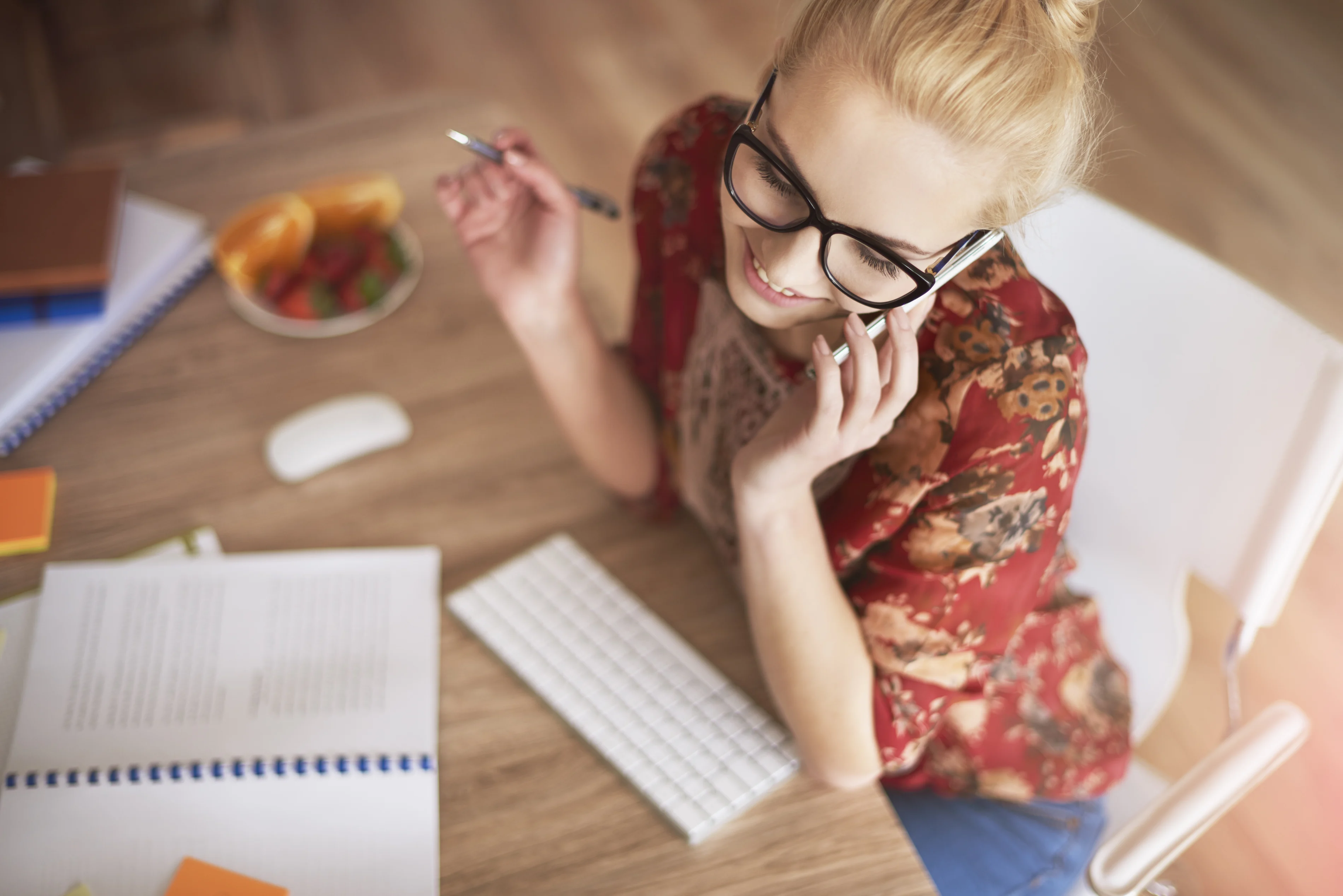 she-like-working-by-mobile-phone