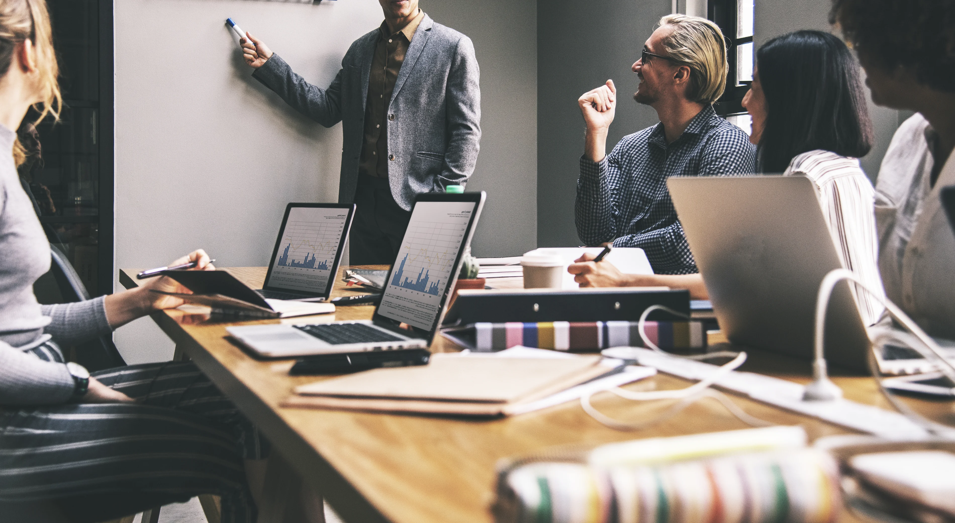 Unterstützung der mitarbeiter durch Technik und digitale Weiterbildung - Arbeit mit Laptops 