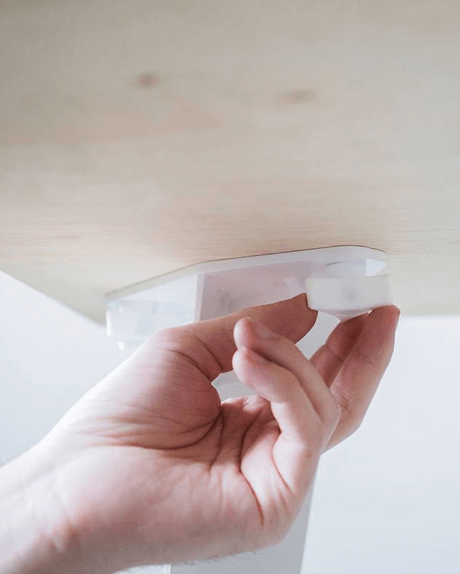 Hand that is assembling table