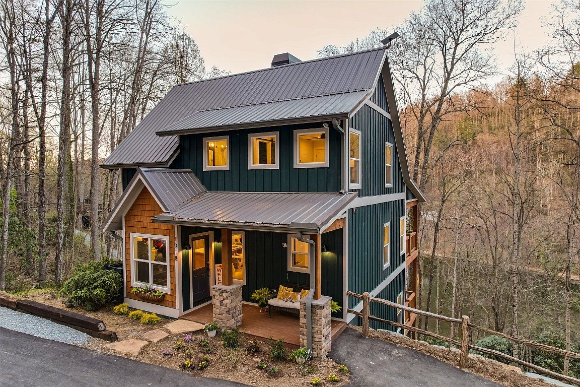The front of the Aaronson home in Cashiers on Lake Glenville.