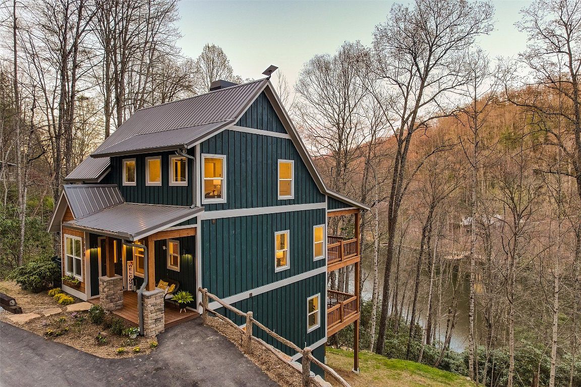 The side view of the Aaronson home in Cashiers on Lake Glenville.