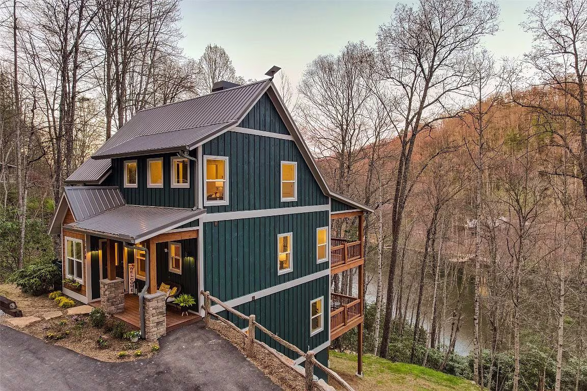 The side view of the Aaronson home in Cashiers on Lake Glenville.