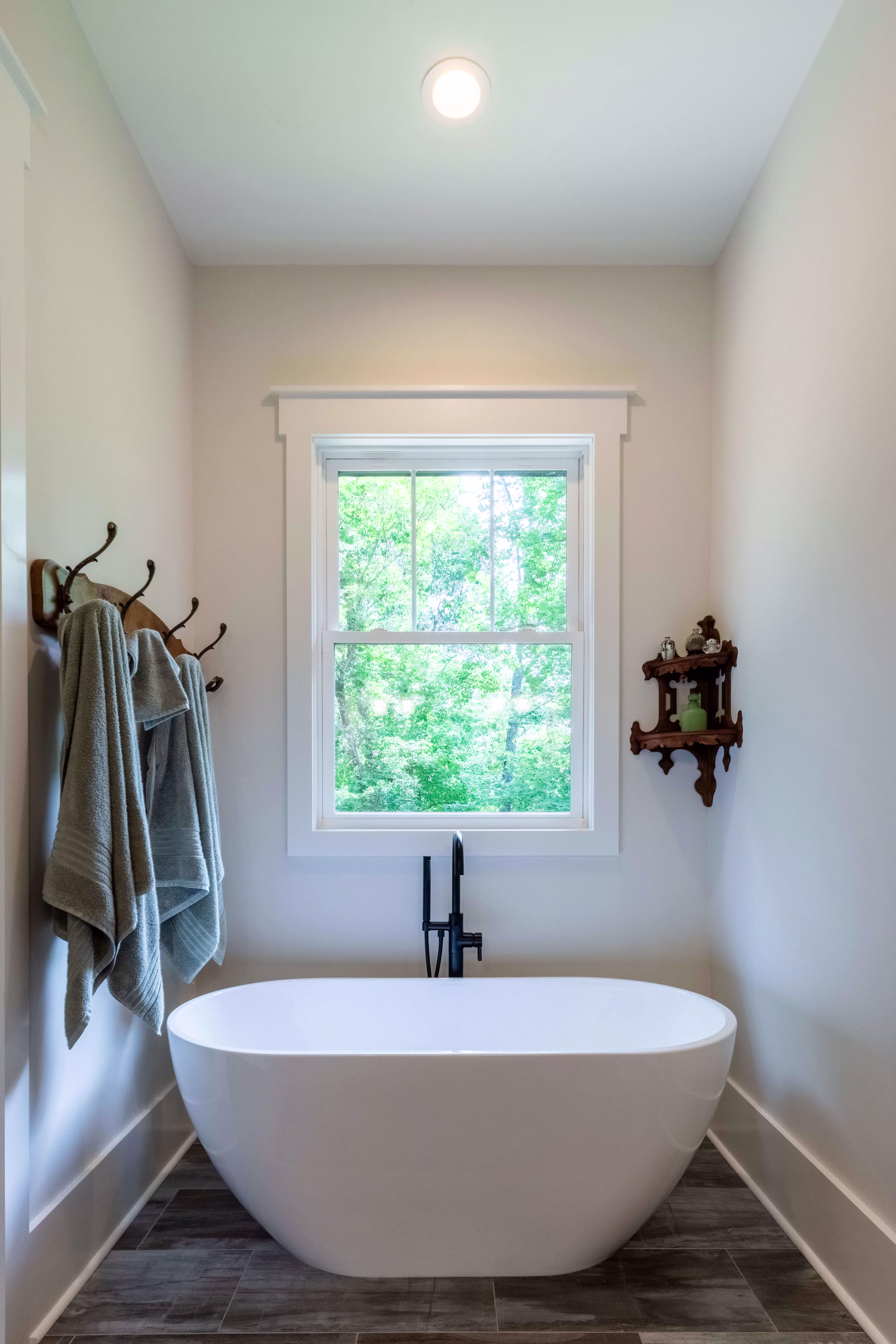 Tub in Leite Home in Asheville. 