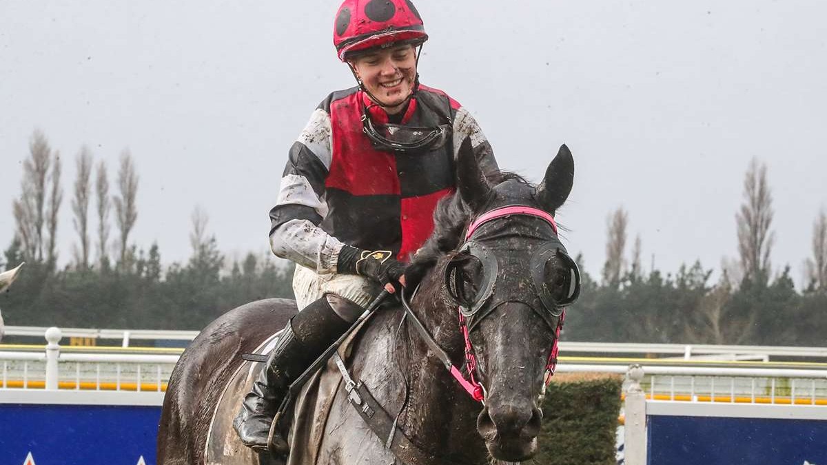 Tyler holds strong hand at home meeting