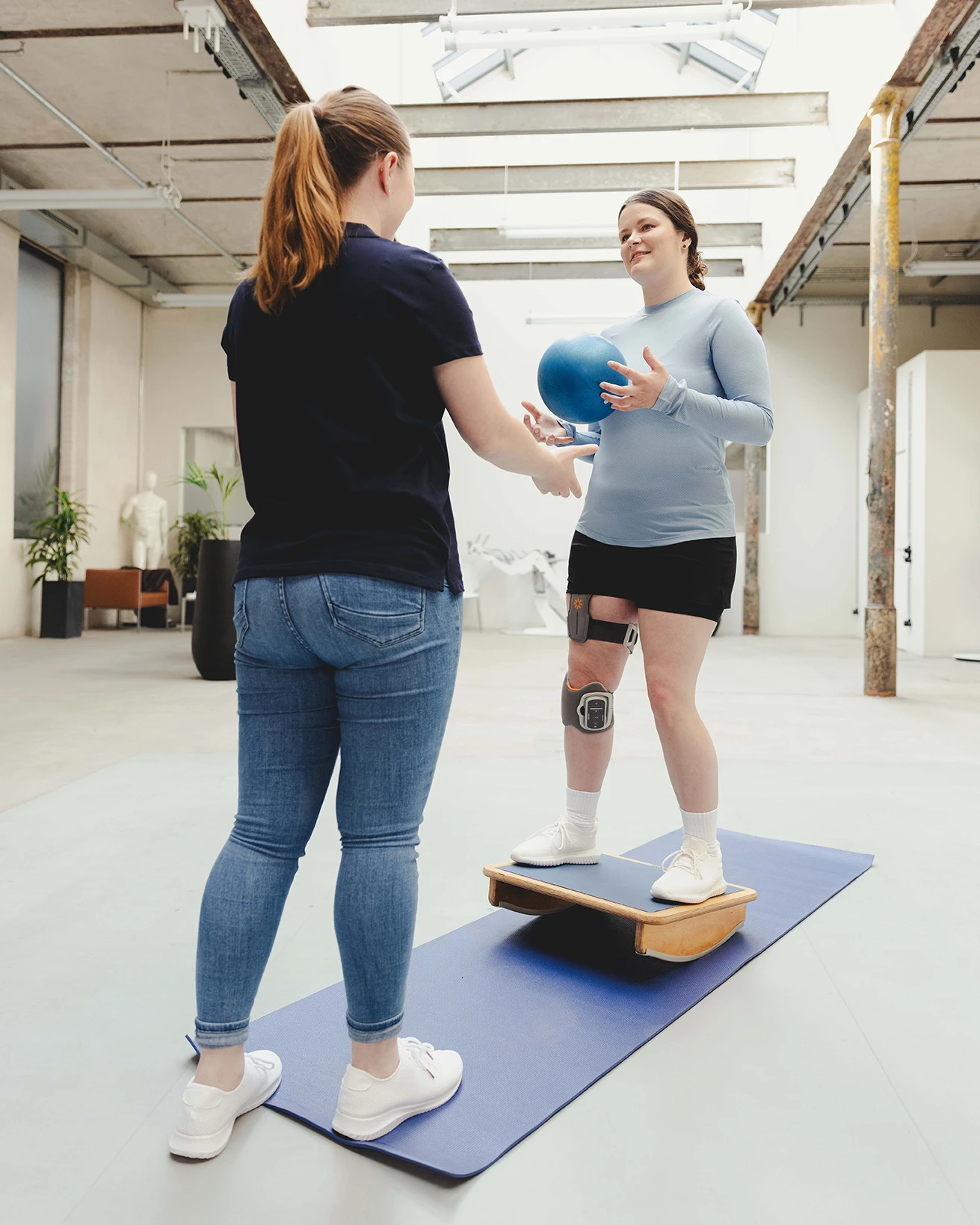 Therapeutin und Patientin bei der Anwendung.