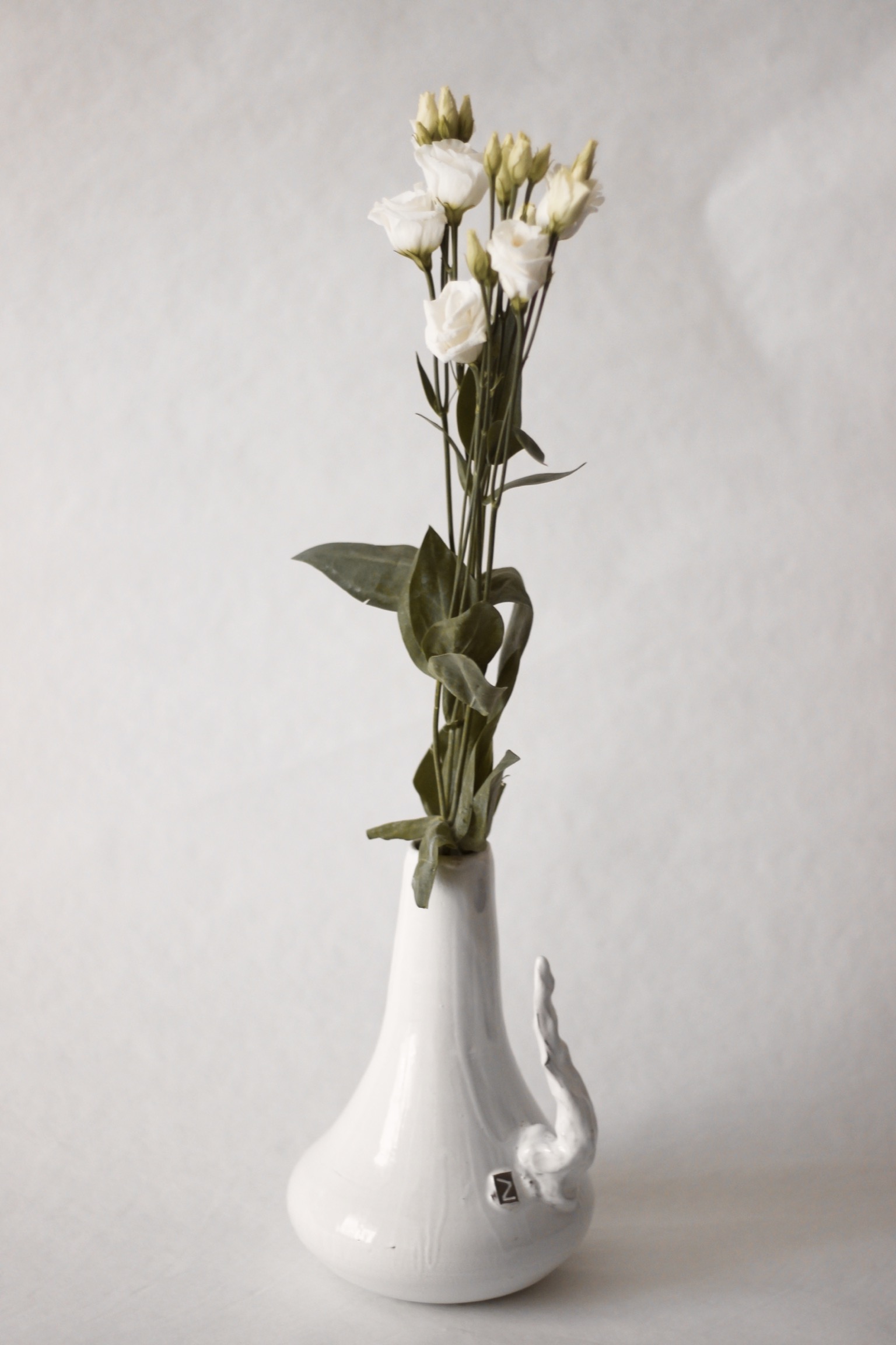 Sprouted Freeform Vase with Flowers – Handcrafted Ceramic Art (€230.00)