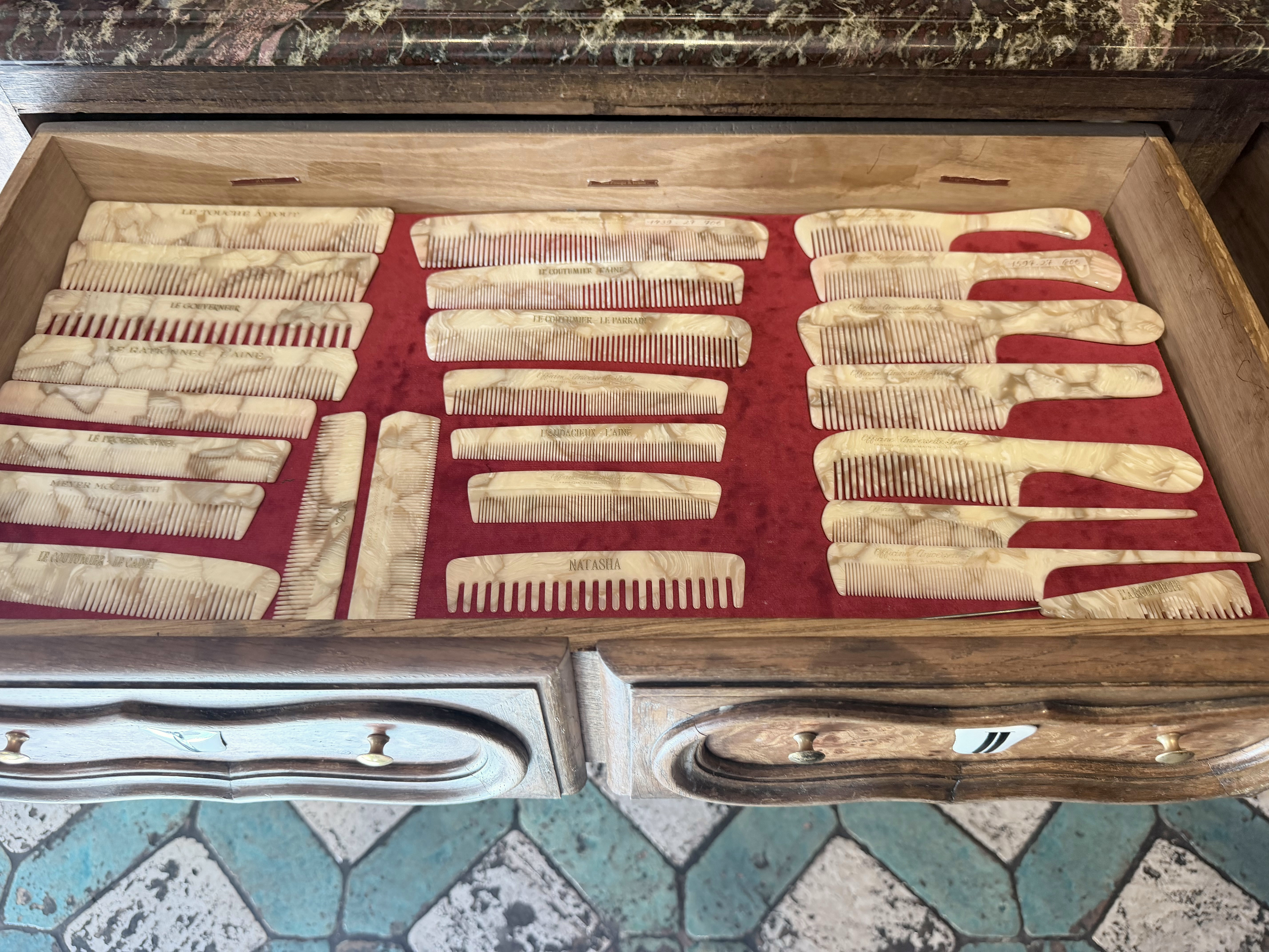 An image of acetate combs in Buly