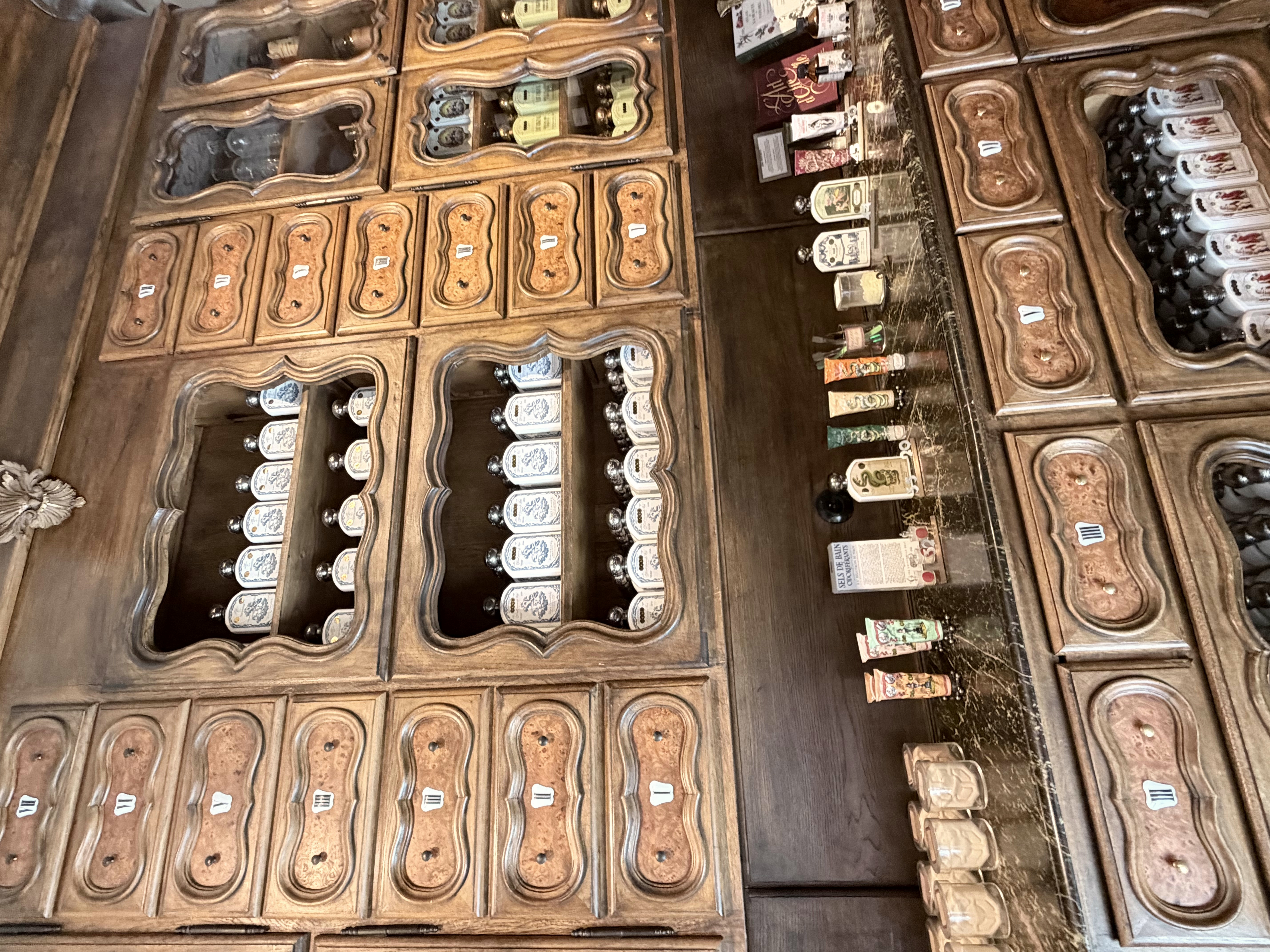 Wooden cabinets in Buly