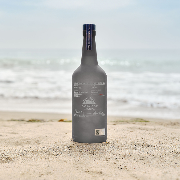 Una botella de Mezcal Joven Casamigos