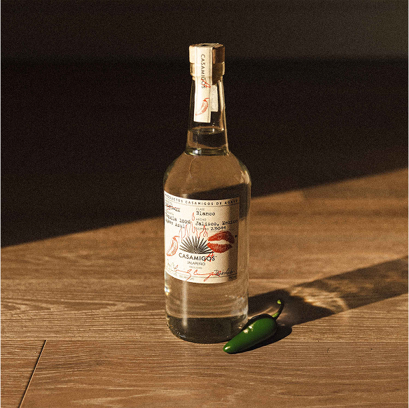 Una botella de Tequila Jalapeño Casamigos
