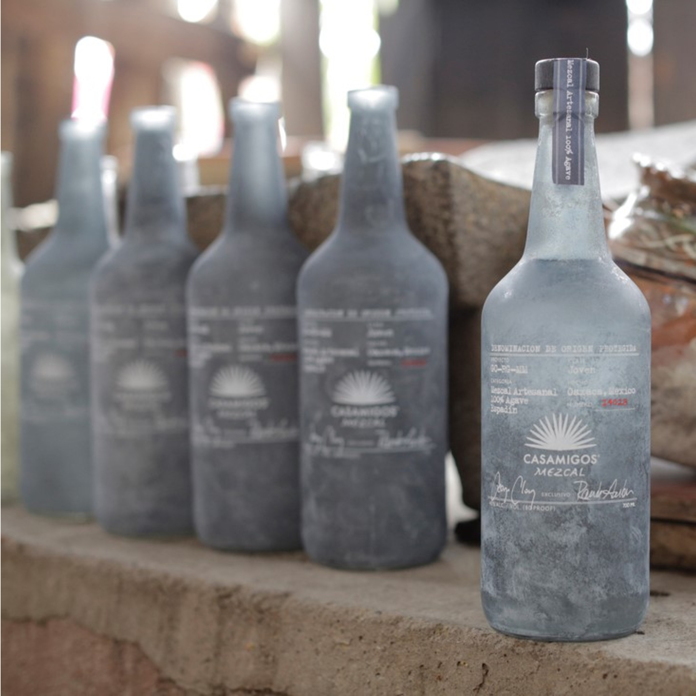 Unas botellas de mezcal Casamigos alineadas en una mesa