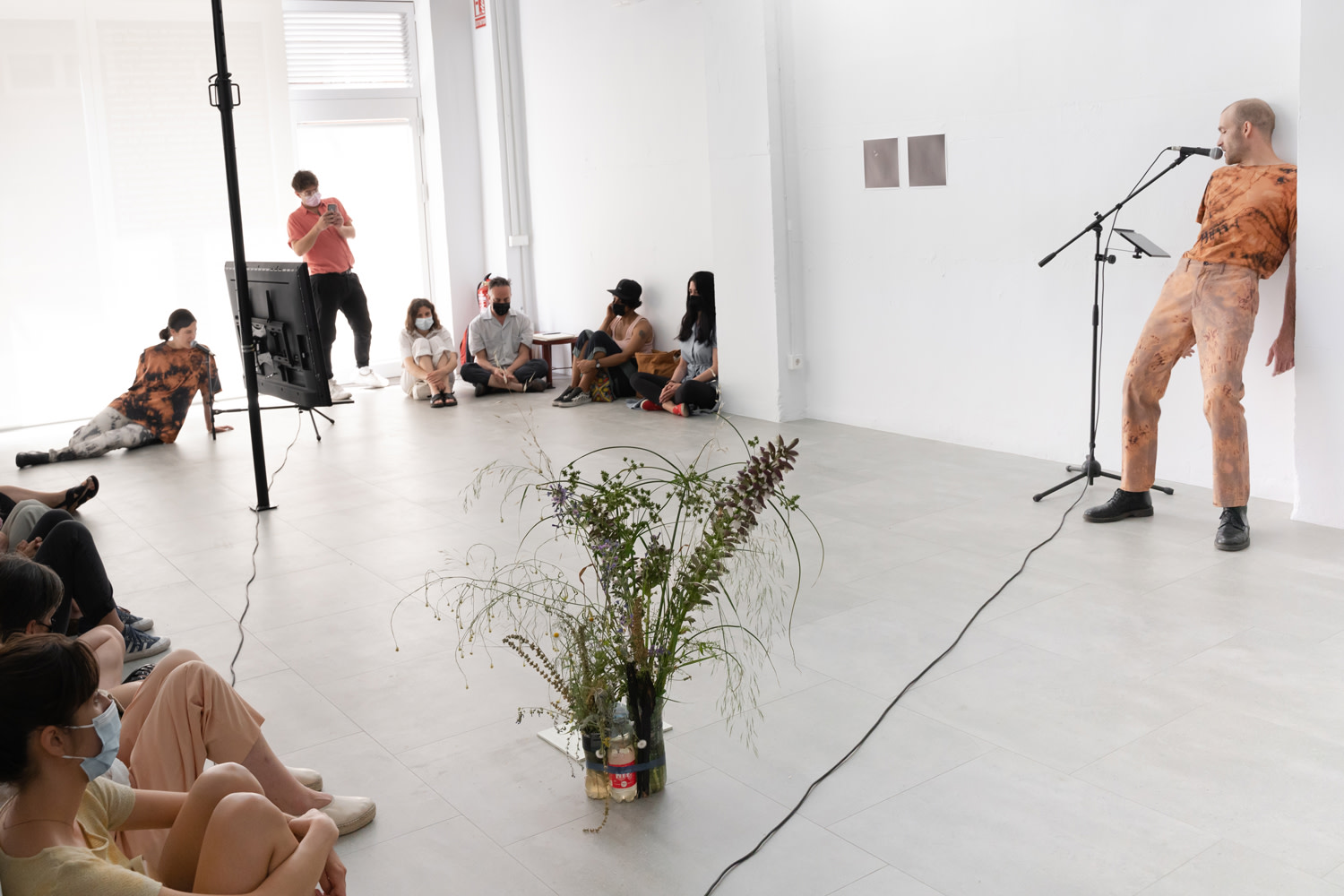 Eulàlia Rovira and Adrian Schindler performing at the exhibition. Pradiauto, Madrid, 2021