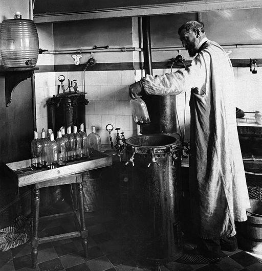 Pasteur's experiments demonstrated that spatial design had a major role in the control of microorganisms