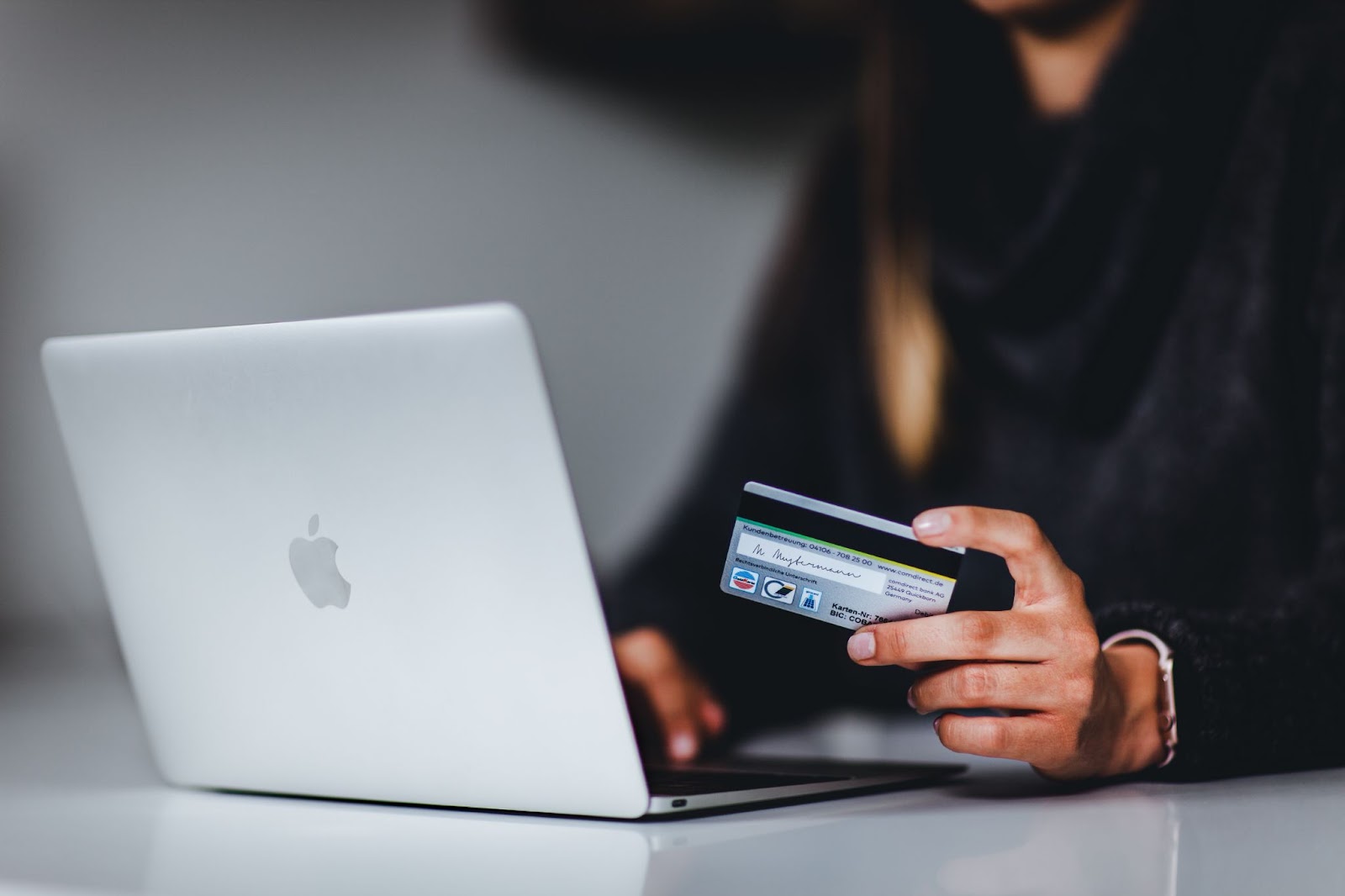 online shopping woman shopping on laptop