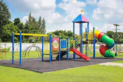5170b324cce0838c2549571b17cb70225b406f1d-parks-outdoor playgrounds-min