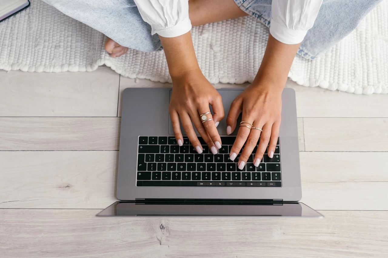 Person on laptop researching what states have filial responsibility.