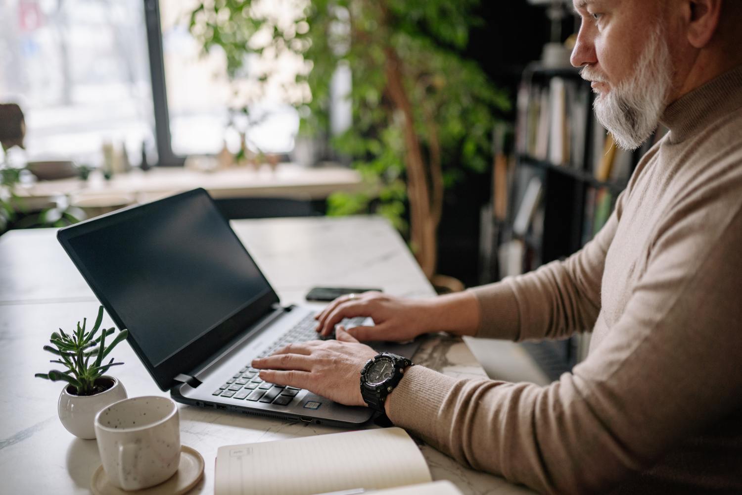 Man at home on laptop, looking into how to choose an executor of his Will if he has no one.