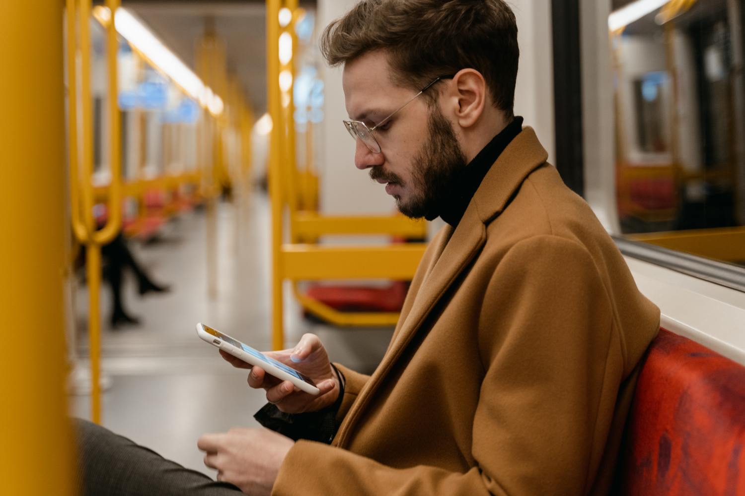 Man on phone looking up the difference between estate and Trust.