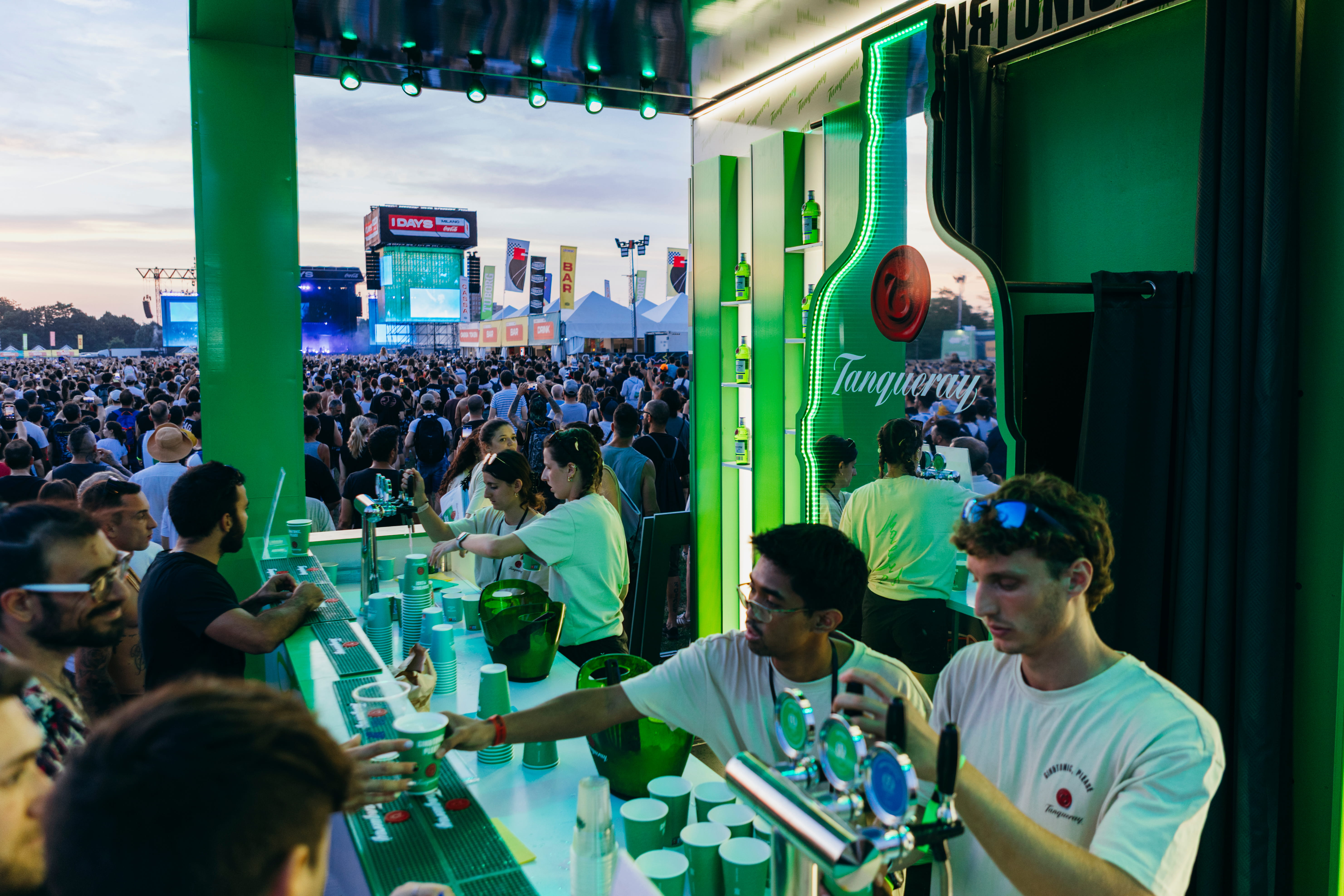 tanqueray stand con persone e baristi che servono da bere al festival