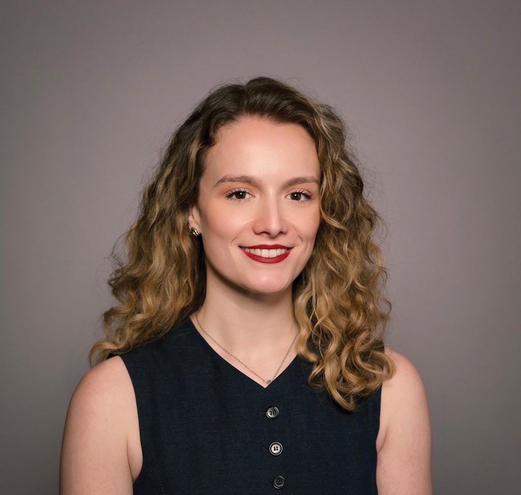 Cait Evans headshot